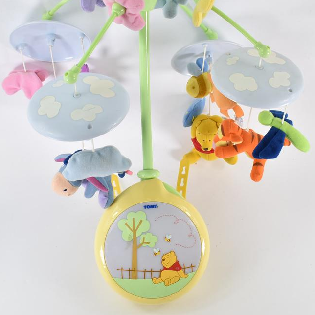 4 jeux/jouets : mobile Tomy avec les personnages de Winnie l'ourson, jeu de construction Idéal Blox, circuit voitures rustique kid us, peluche oui-oui Bon état - Vue 2 - 
