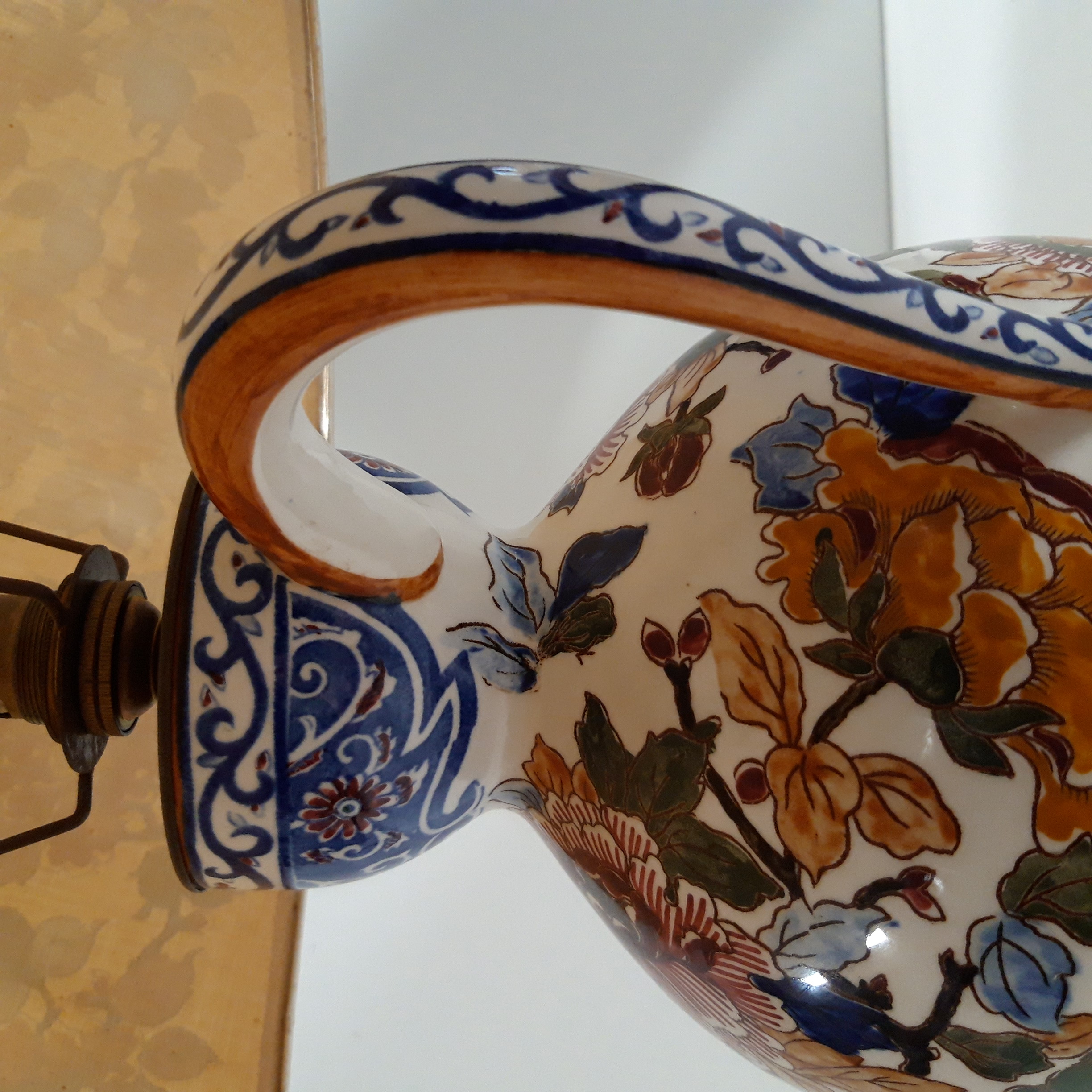 Lampe en faience fine de GIEN - décors fleurs de pivoines années 70'signée Yvette Josnard Bon état - Vue 4 - 