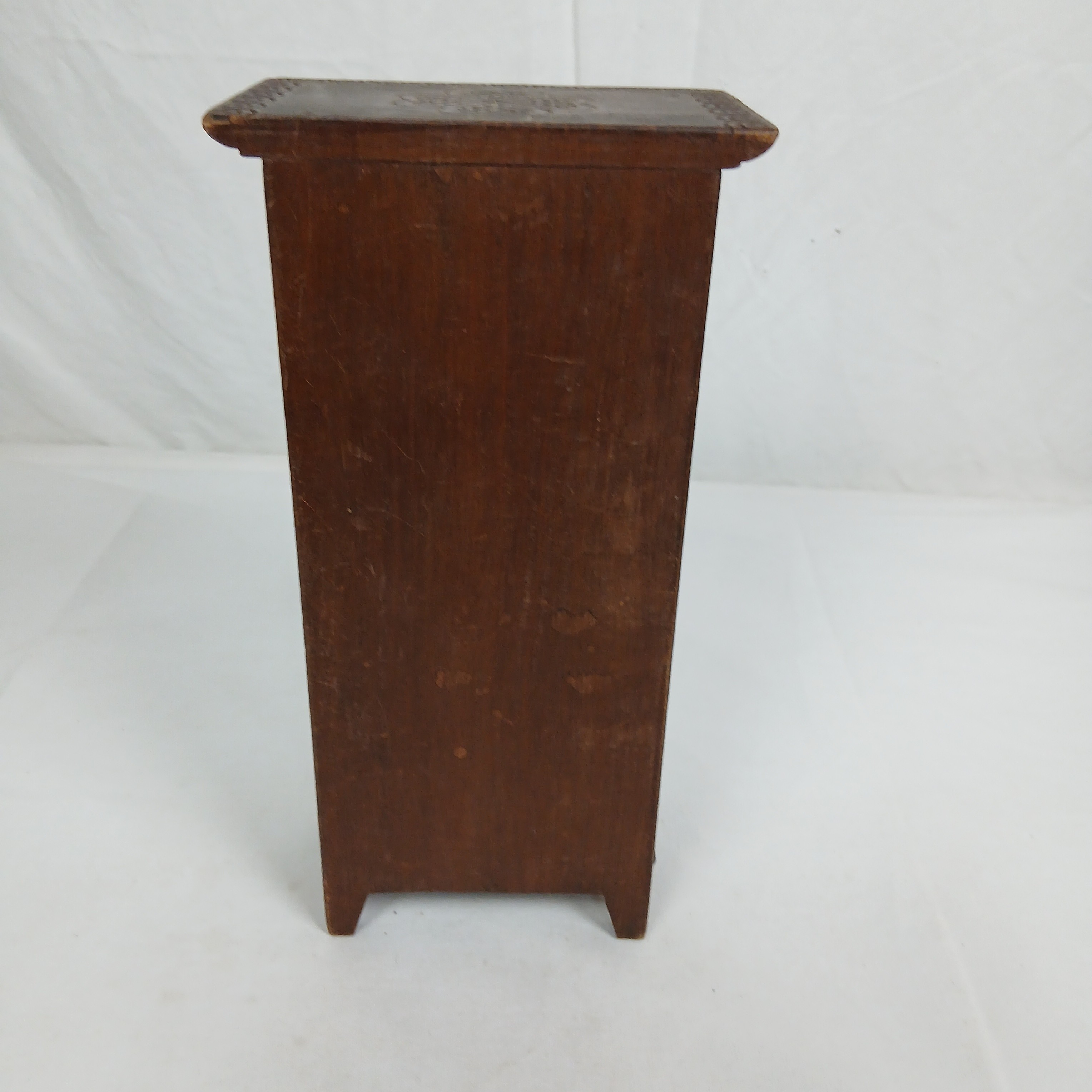 Voir photo 15 de ARMOIRE POUR POUPÉE BRETONNE AVEC HORLOGE MÉCANIQUE VINTAGE ARMOIRE POUR POUPÉE BRETONNE AVEC HORLOGE MÉCANIQUE VINTAGE État correct - Vue 15 -