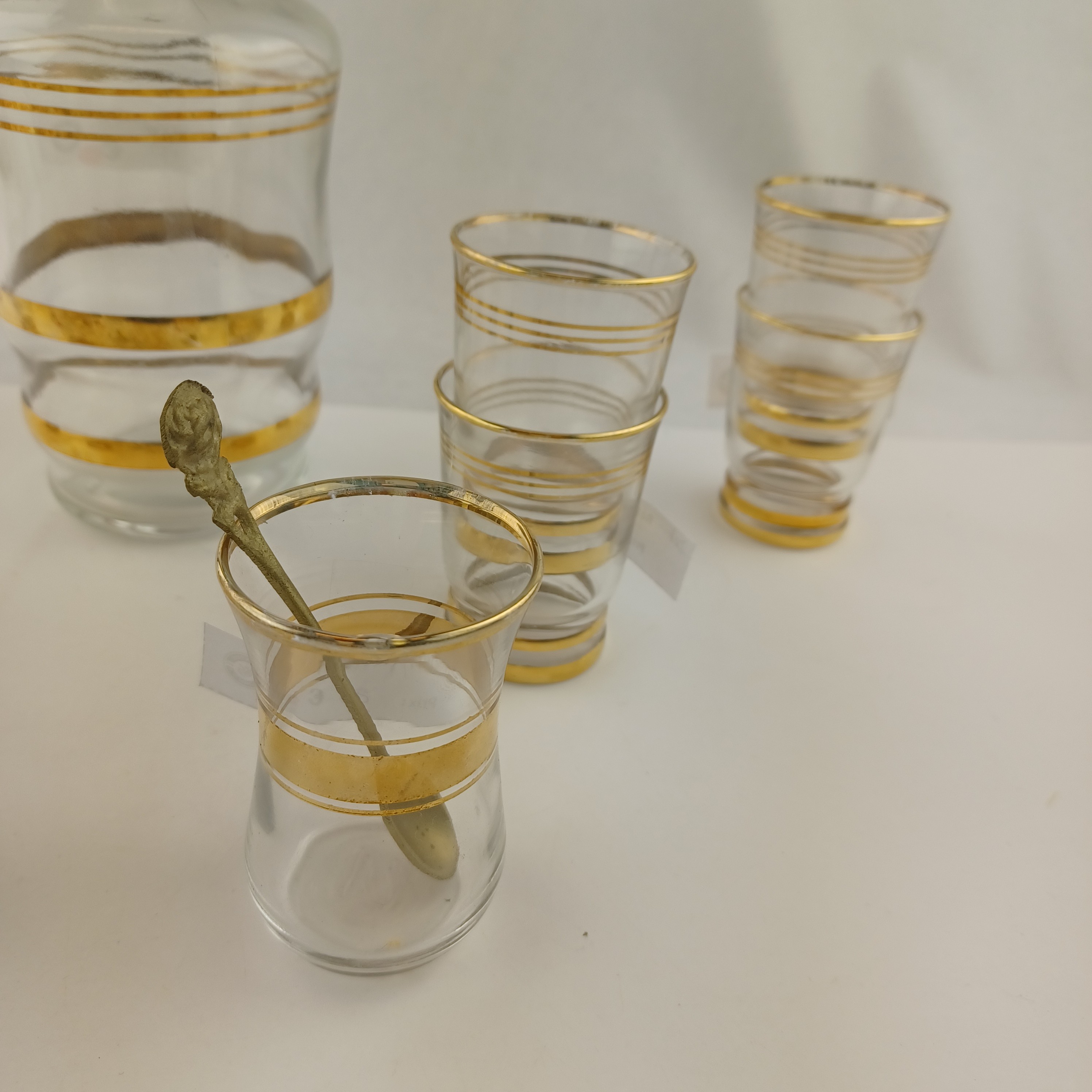 Voir photo 5 de Service à liqueur comprenant une carafe de 65cl avec bouchon, 8 verres à liqueurs et deux verres à thé avec leur cuillère Service à liqueur comprenant une carafe de 65cl avec bouchon, 8 verres à liqueurs et deux verres à thé avec leur cuillère Très bon état - Vue 5 -