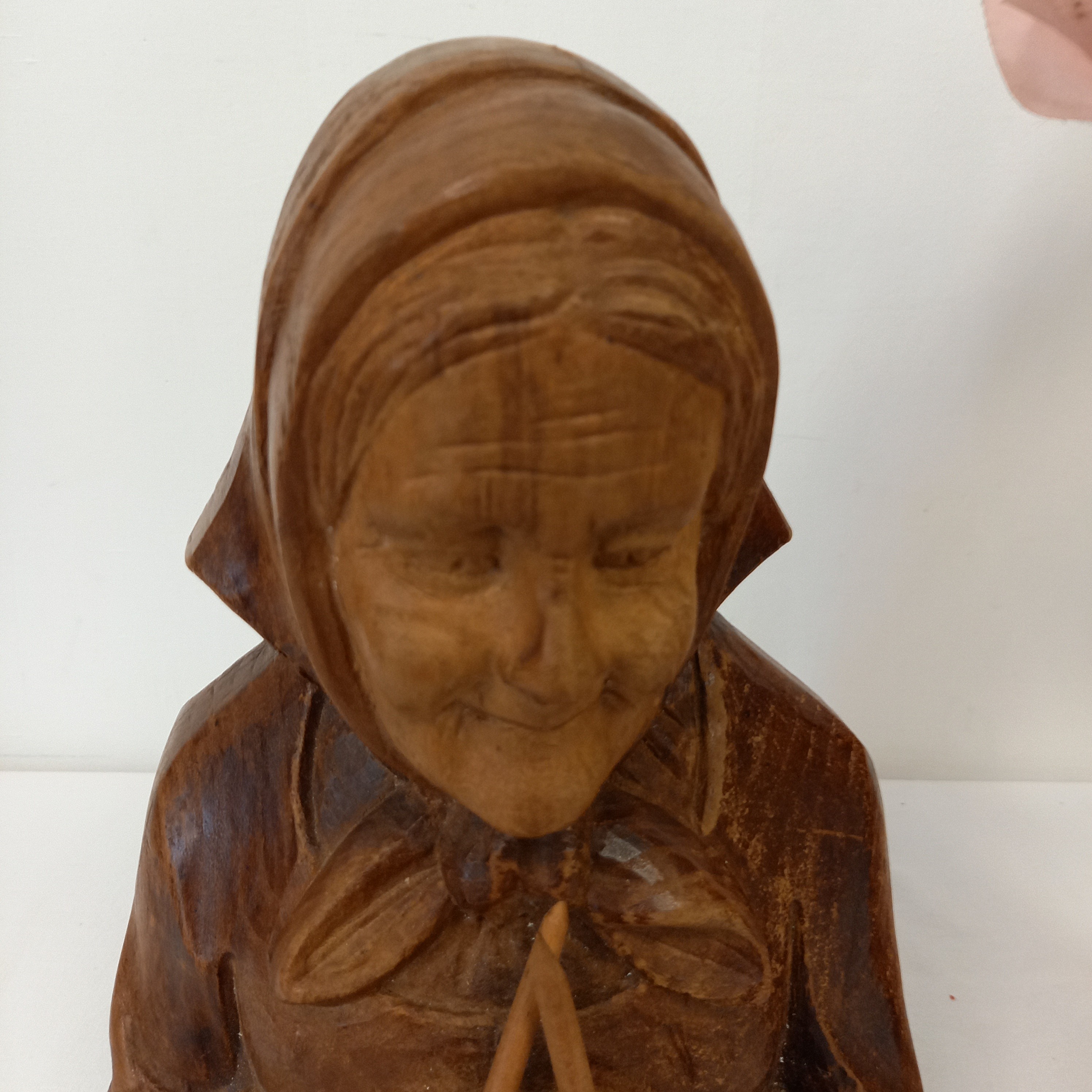 Sculpture de femme âgée en bois signé JC LARDEUX  - Photo 6