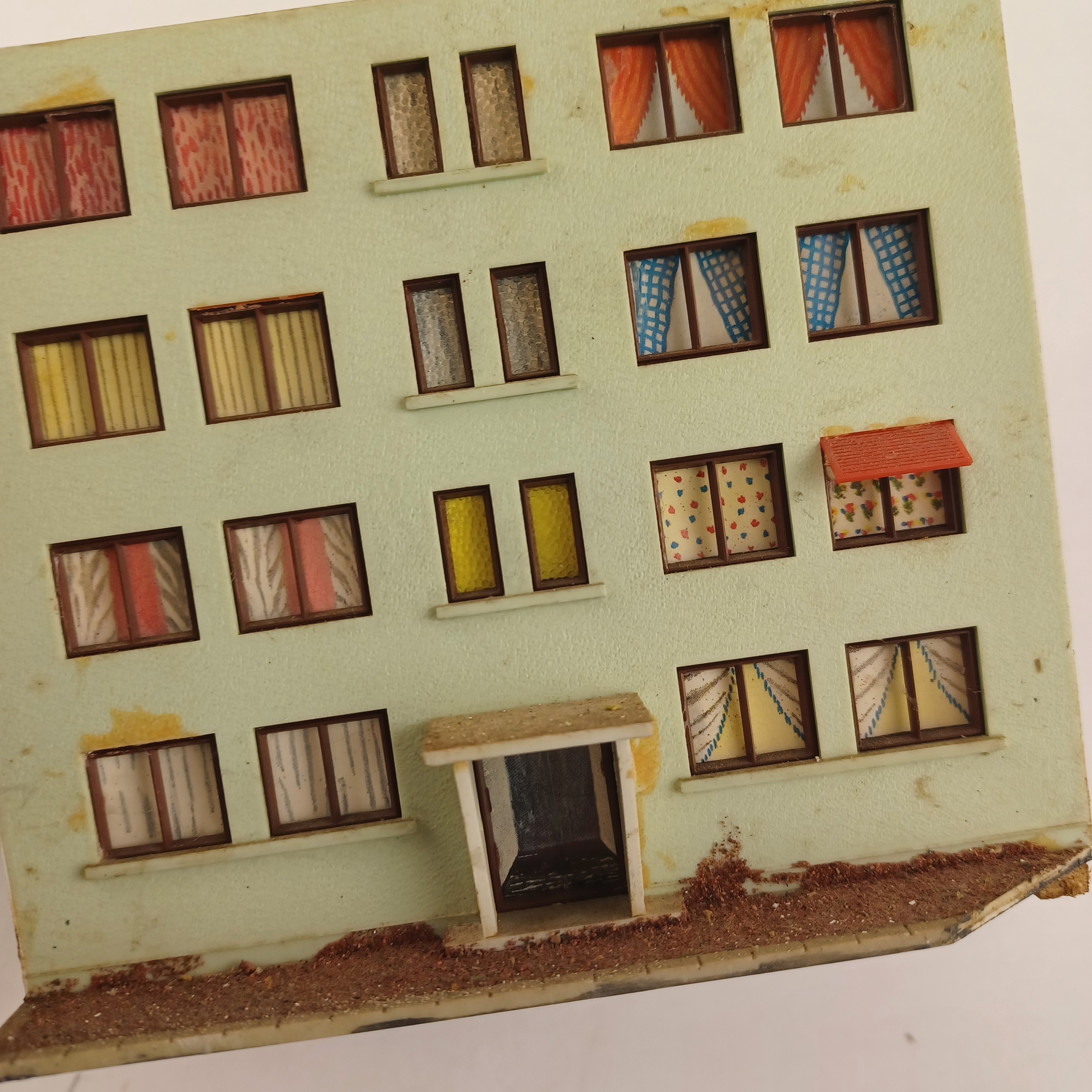 Maquette de modélisme d'un immeuble à 3 étages de 11x12x10 cm Très bon état - Vue 4 - 
