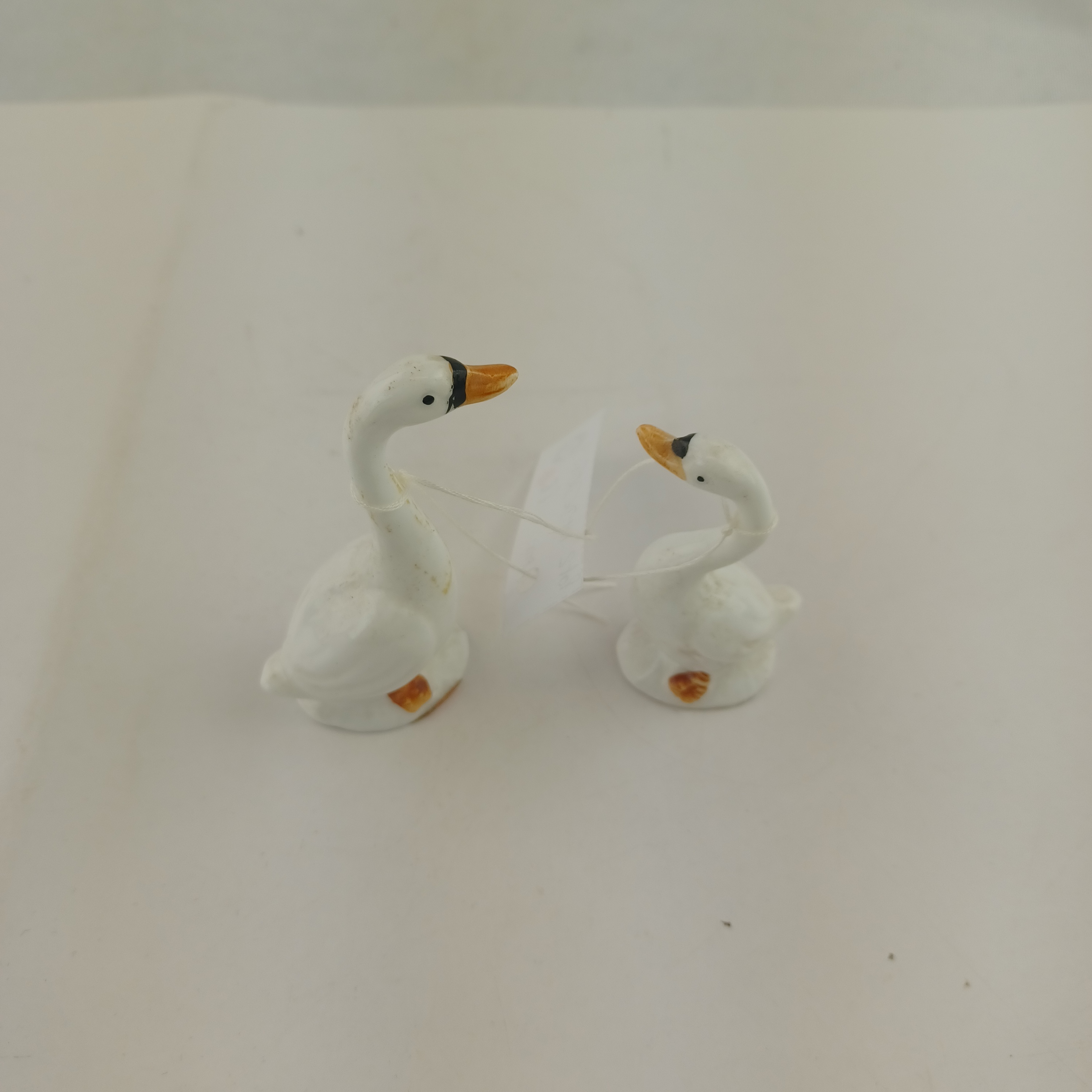 Voir photo 2 de Couple de cygnes Bone China Made in Taiwan de 6cm et 8cm Couple de cygnes Bone China Made in Taiwan de 6cm et 8cm Très bon état - Vue 2 -