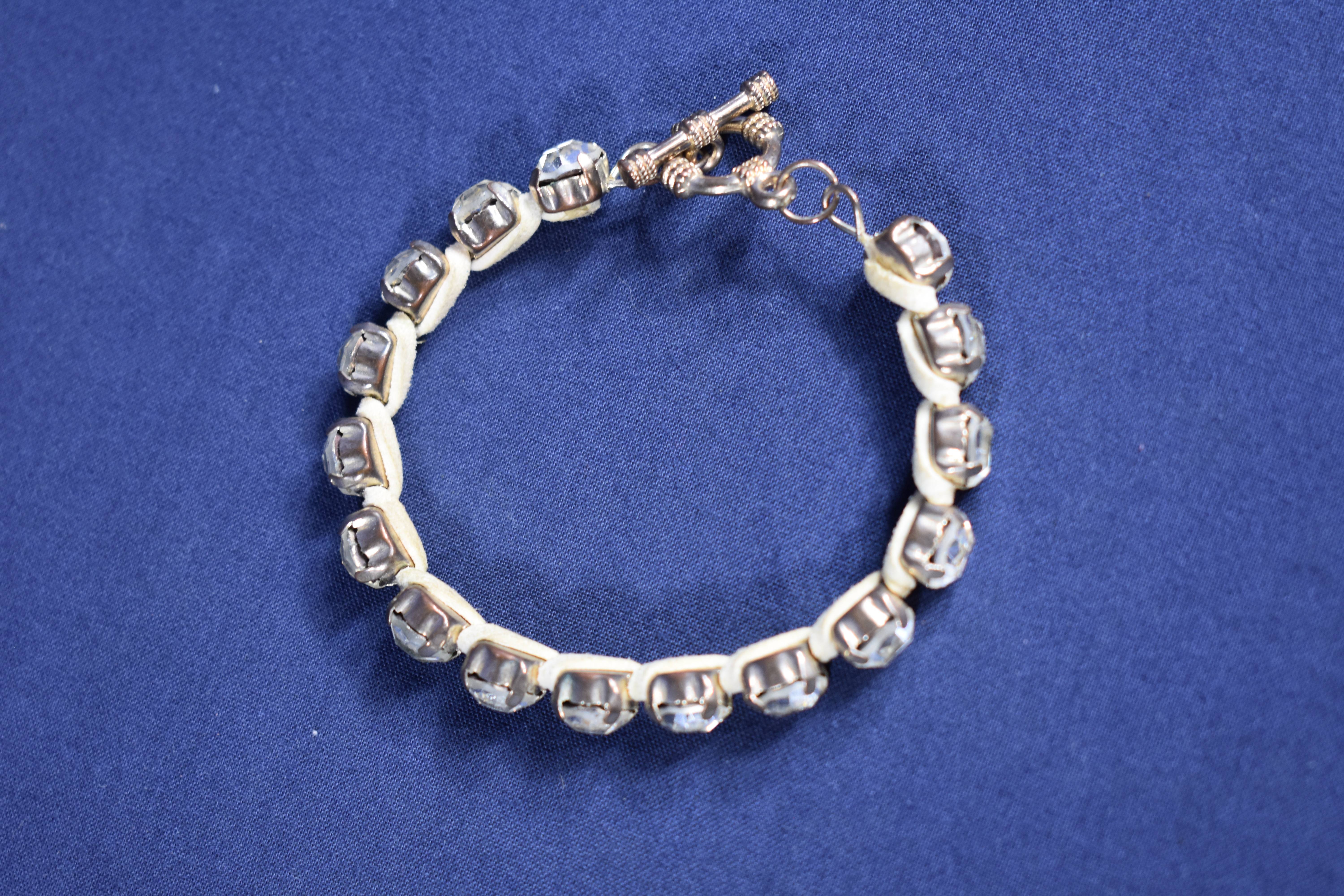 Voir photo 6 de Lot de 3 bracelets " Vintage " dont 2 " manchettes " et un strass, diamètre 7 & 8 cm. Lot de 3 bracelets " Vintage " dont 2 " manchettes " et un strass, diamètre 7 & 8 cm. Bon état - Vue 6 -