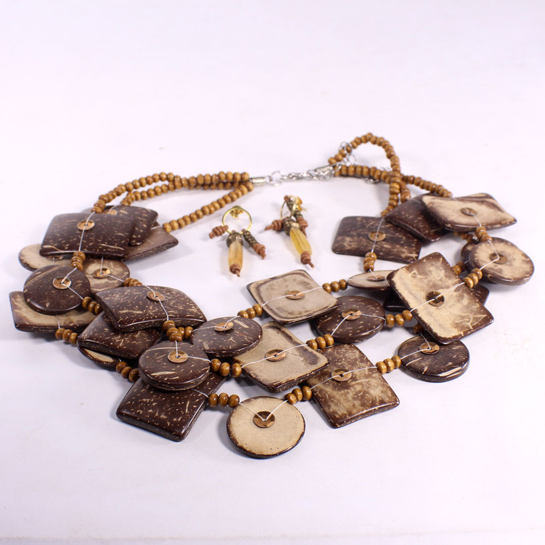 Collier multi-rang noix de coco + boucles d'oreille  -  reconditionné disponible sur Label Emmaüs