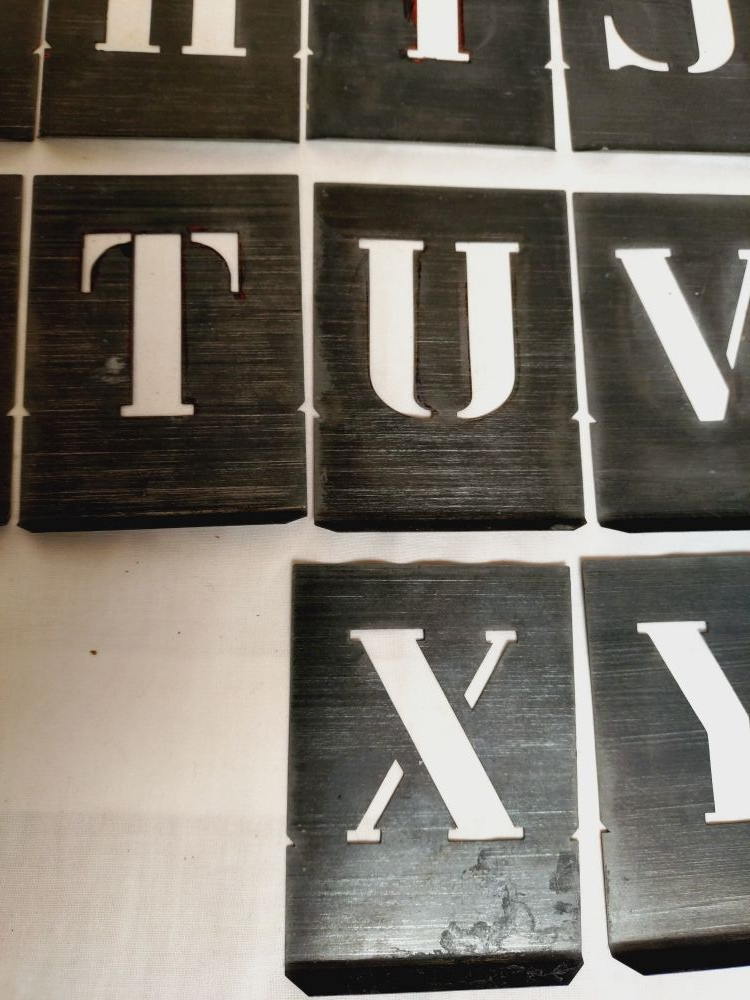 Pochoirs ancien alphabet en deux taillestaille et chiffres en zinc, complet. Bon état - Vue 5 - 
