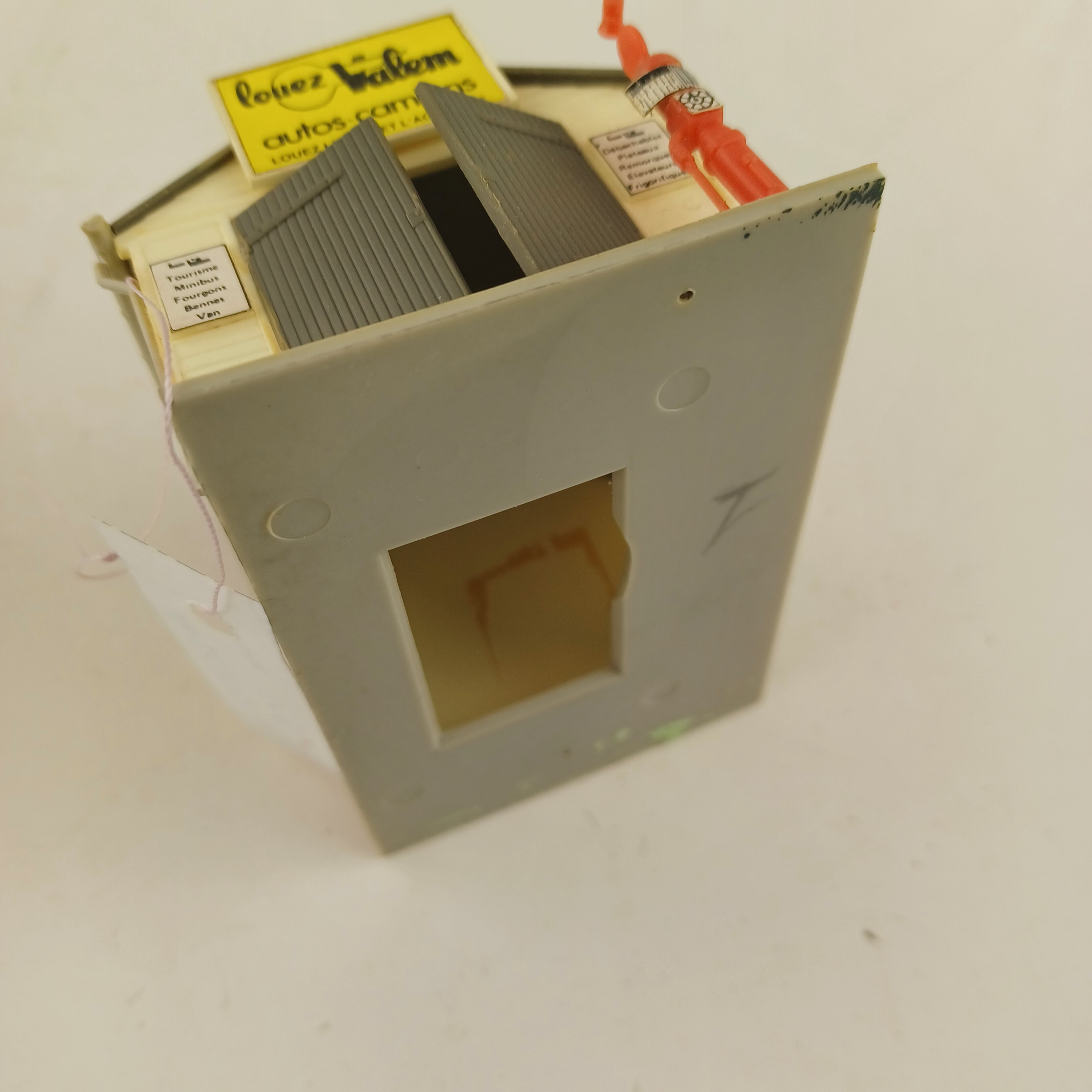 Maquette de modélisme de garage Louez Valem en plastique de 6x9x5 cm Très bon état - Vue 6 - 