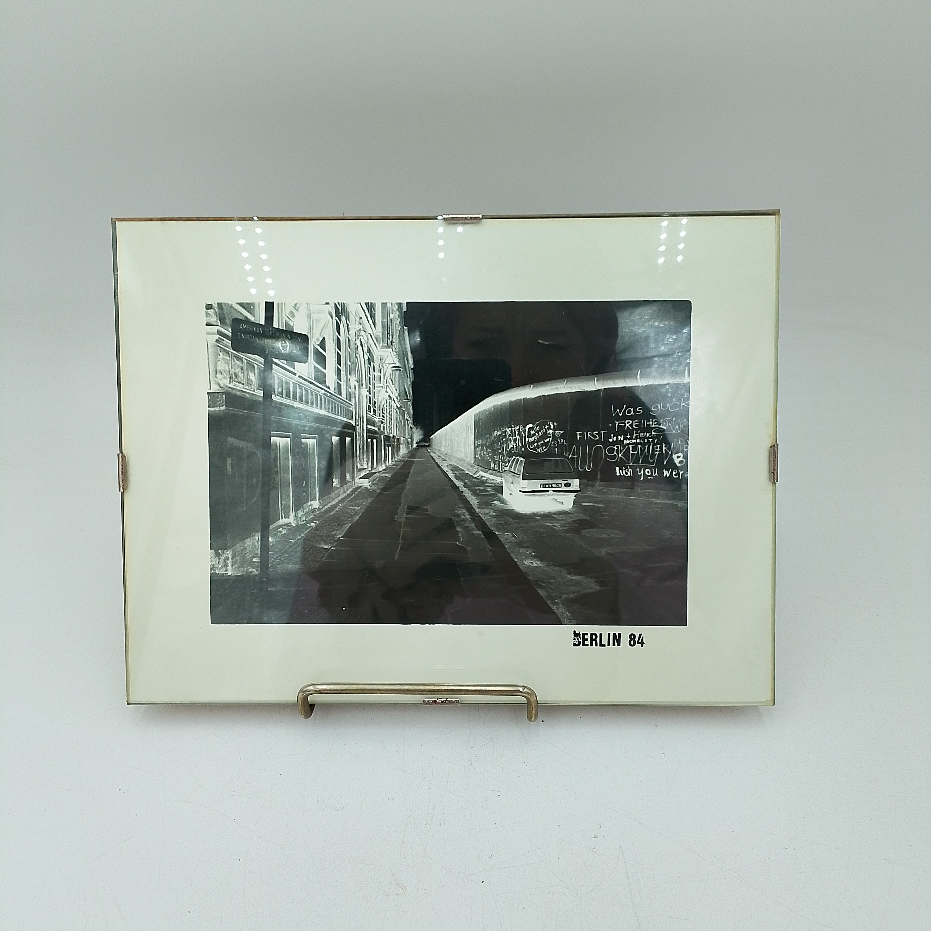 Lot de deux photos du Mur de Berlin (1984) Bon état - Vue 3 - 