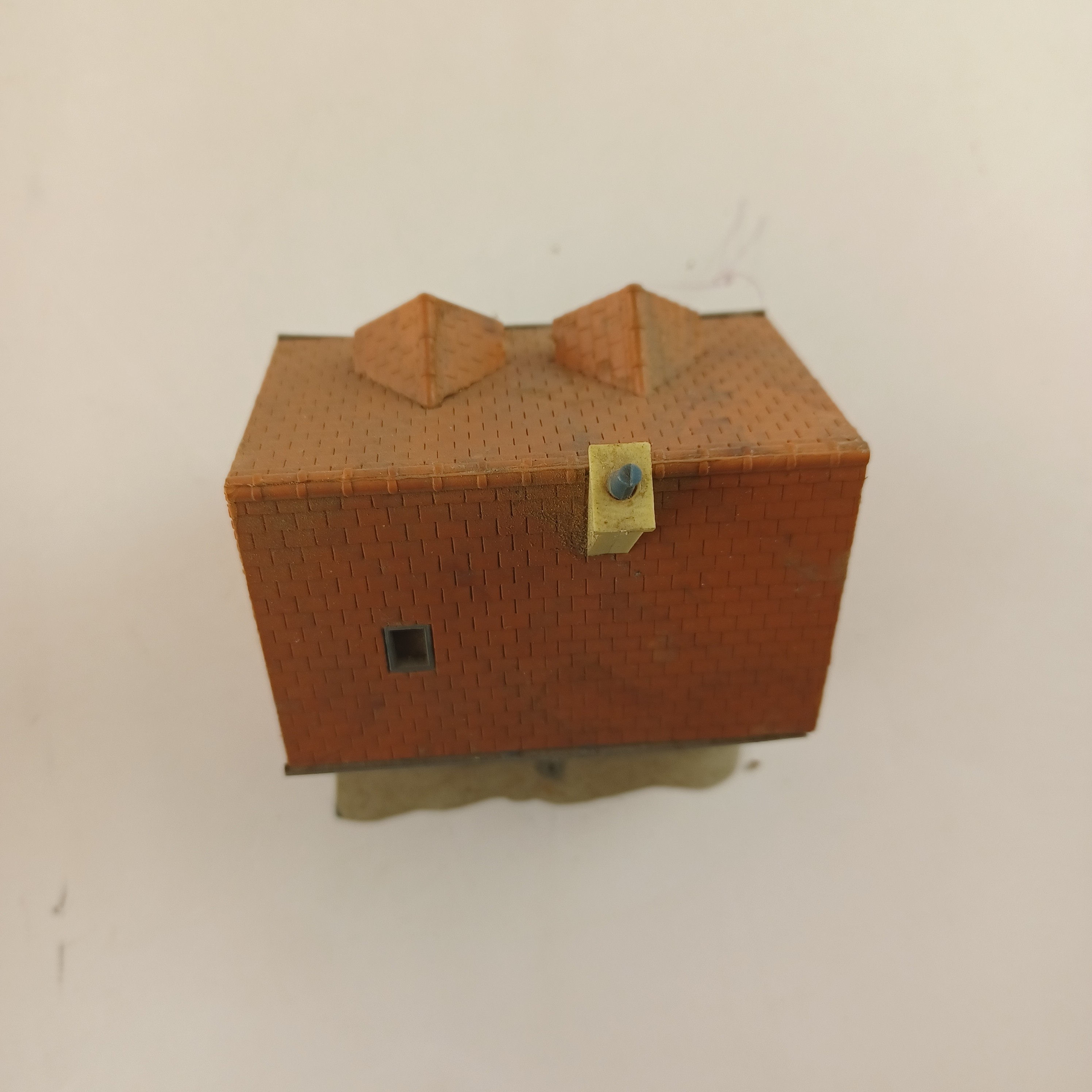 Maquette de modélisme d'une maison en brique rouge de 7x8x8 cm Très bon état - Vue 6 - 
