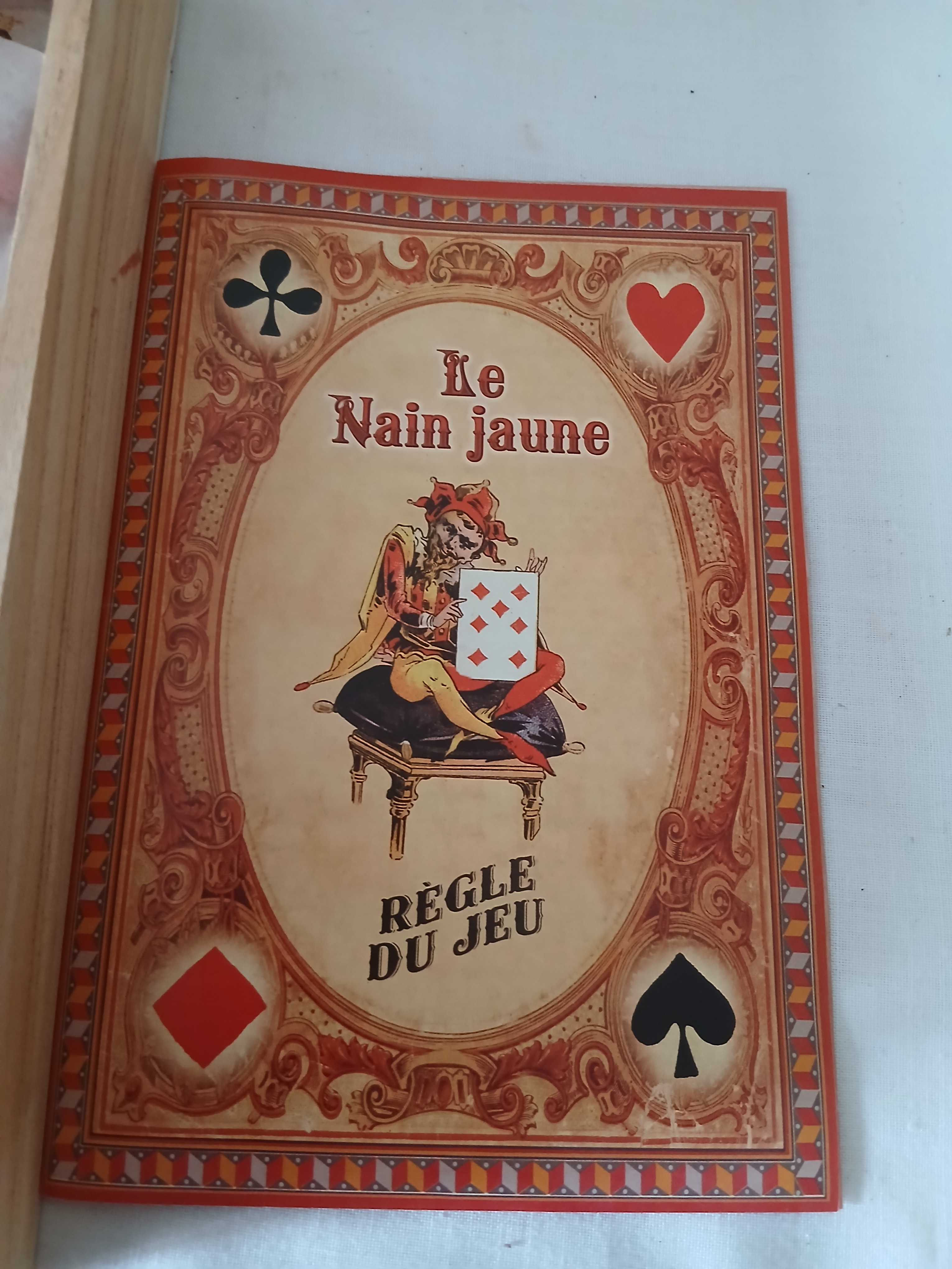 Jeu de nain jaune dans une boite en bois.  - Vue 6 - 
