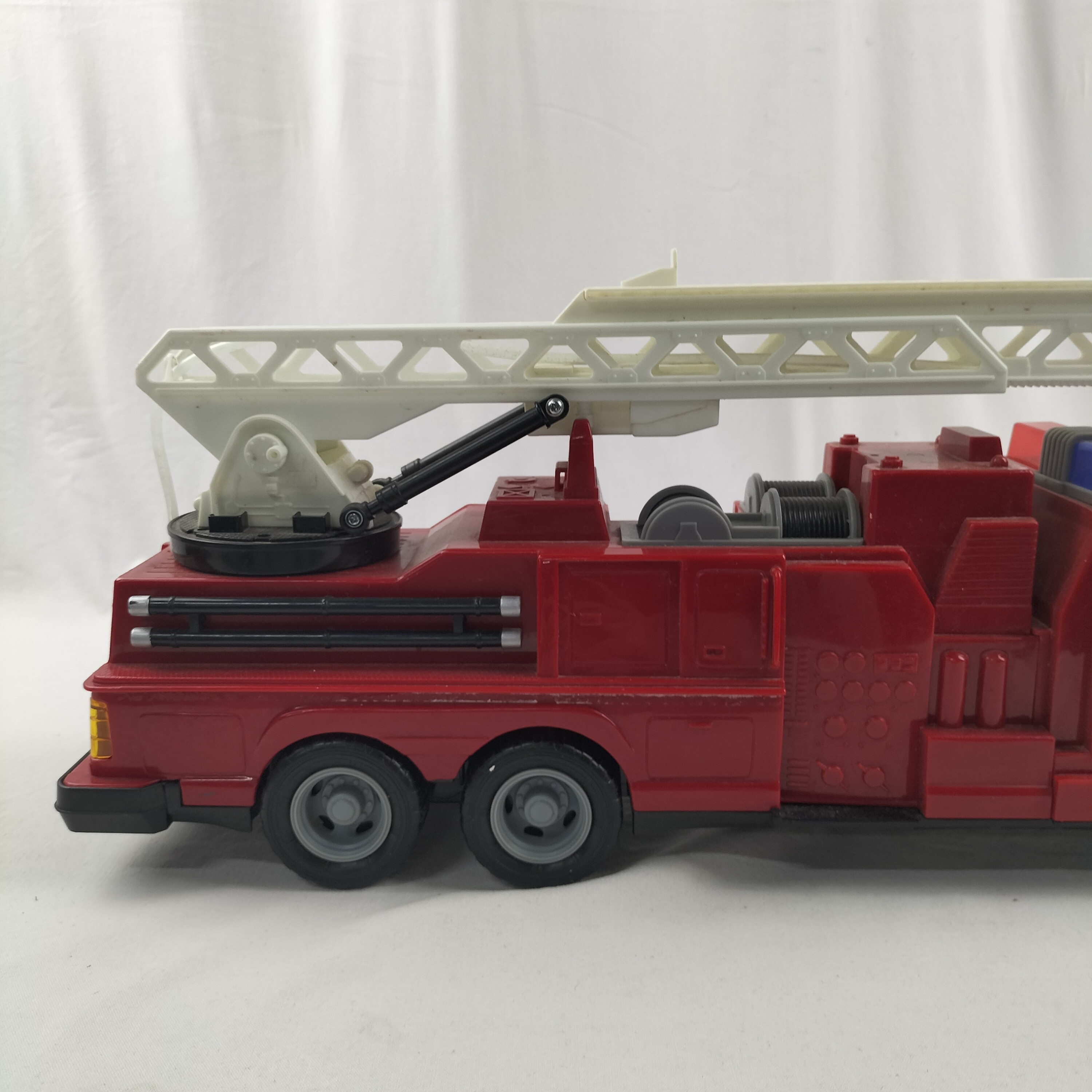 Jouet camion de pompier miniature décoratif (testé non fonctionnel)  - Vue 8 - 