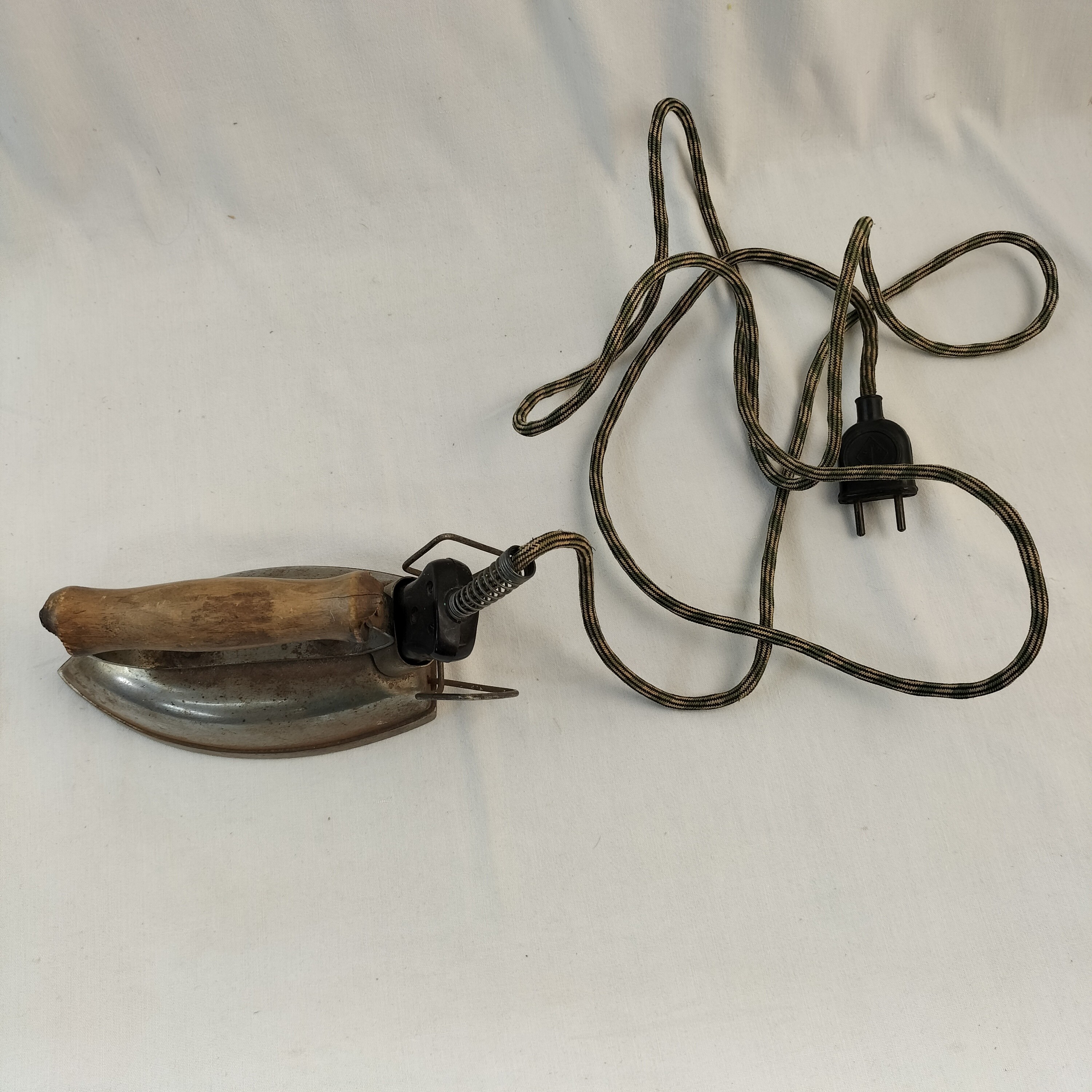 Ancien fer à repasser électrique vintage – Fonctionnel 🔌 Bon état - Vue 10 - 