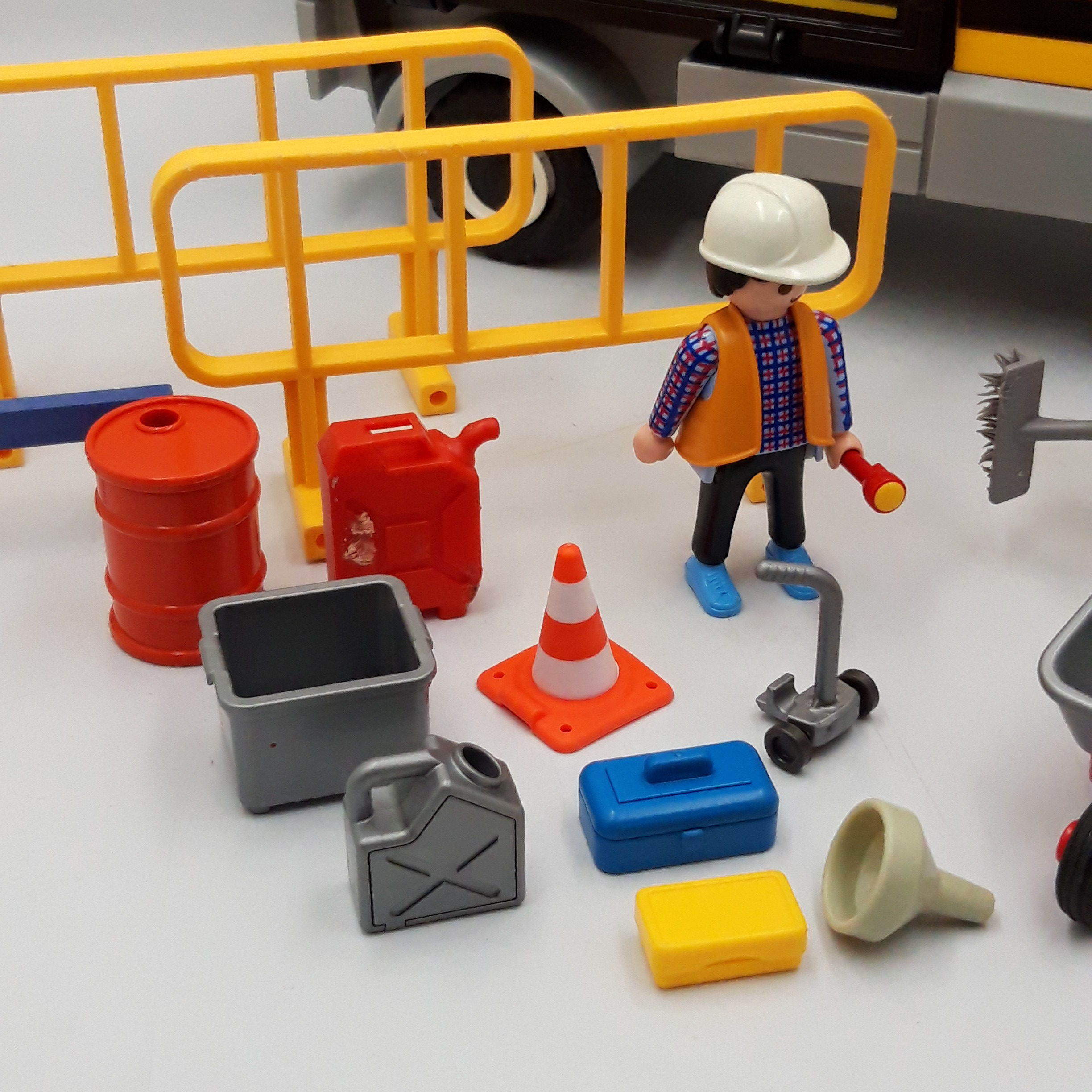 Playmobil référence d'origine 70742 'Site de travaux avec camion et ouvriers' 18 pièces - Bon état - Photo 4