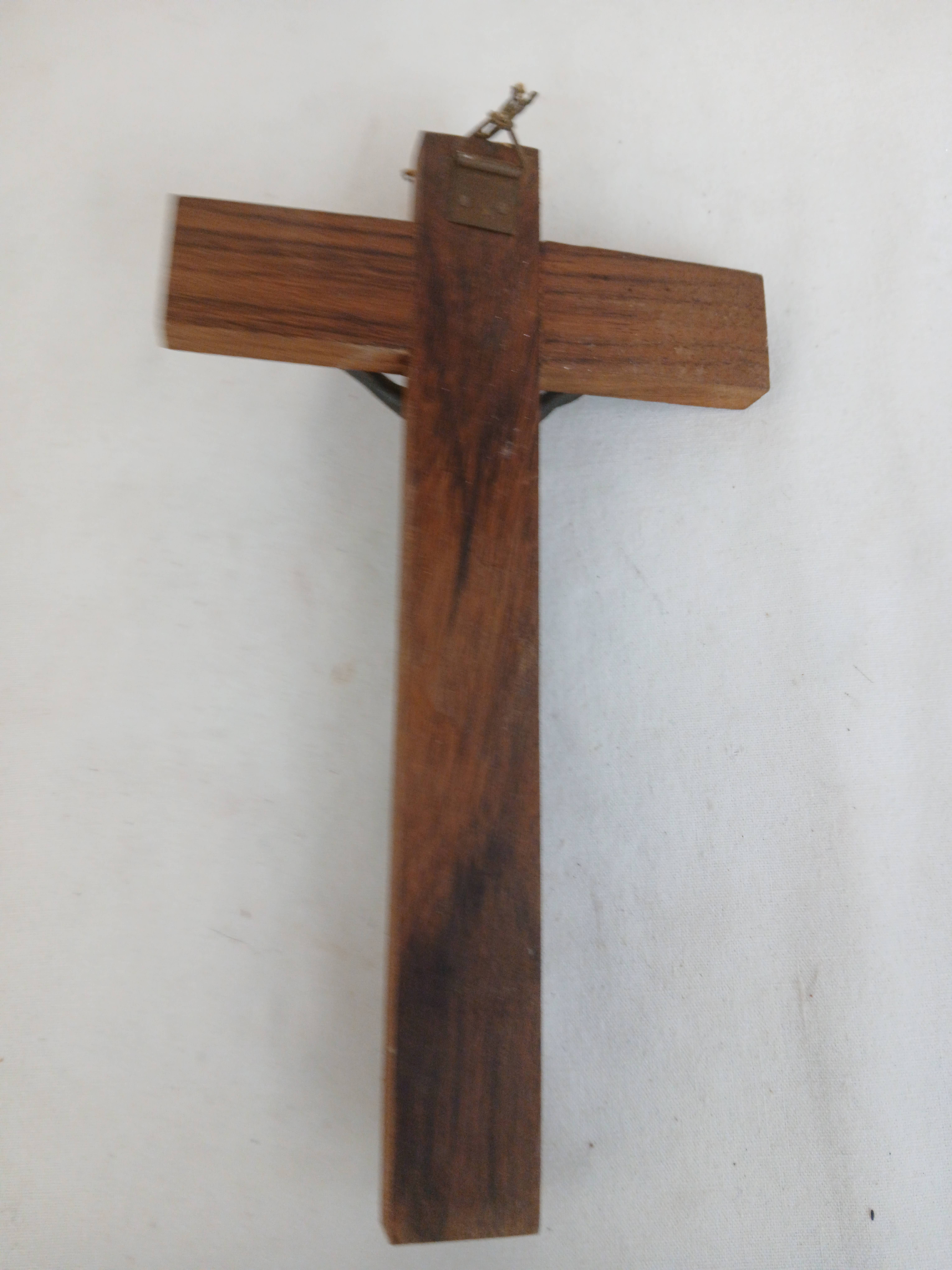 Crucifix - Photo 1