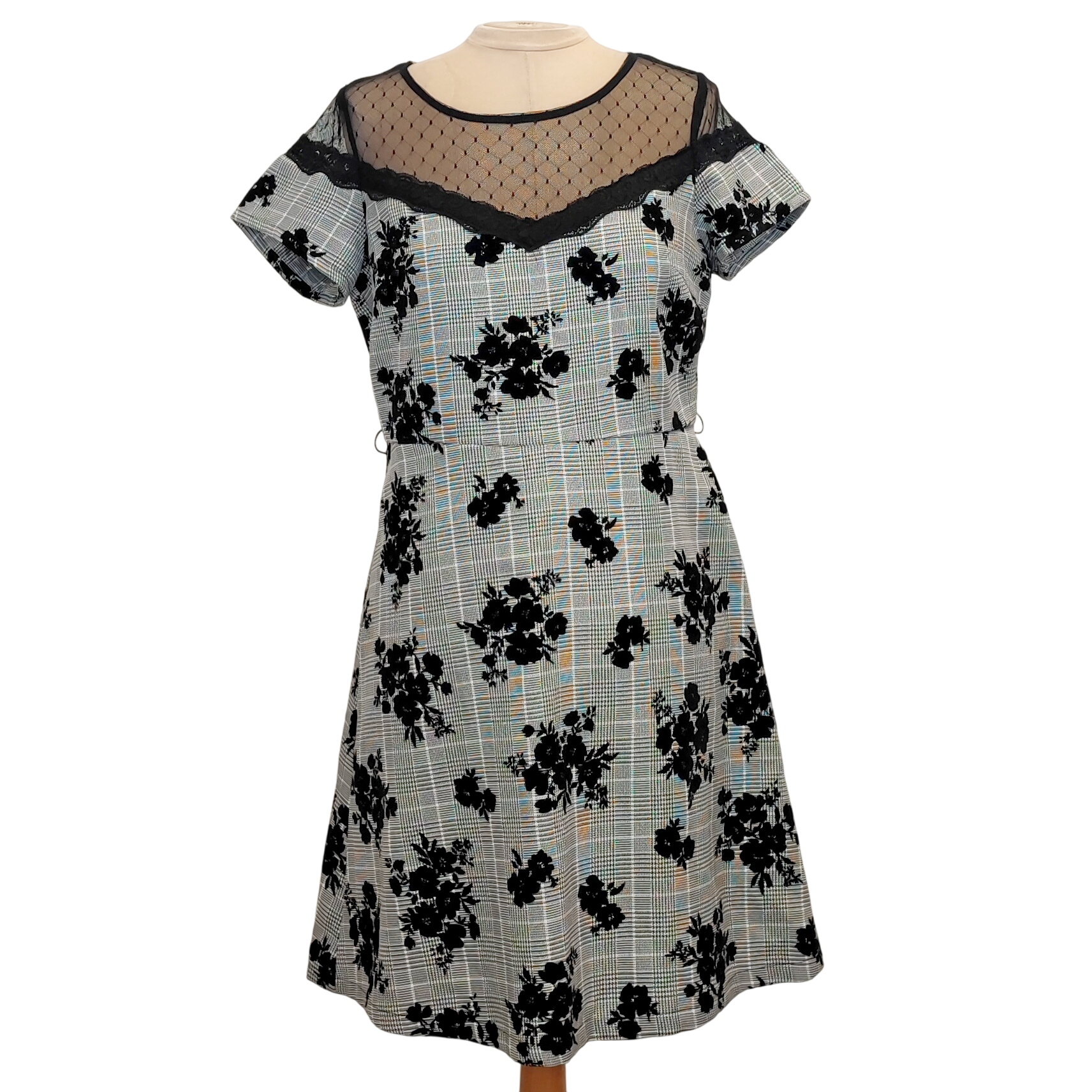 Acheter JUS D'ORANGE - Robe fleurie - XL - Femme Très bon état - 12,00 € JUS D'ORANGE - Robe fleurie - XL - Femme Très bon état - reconditionné disponible sur Label Emmaüs