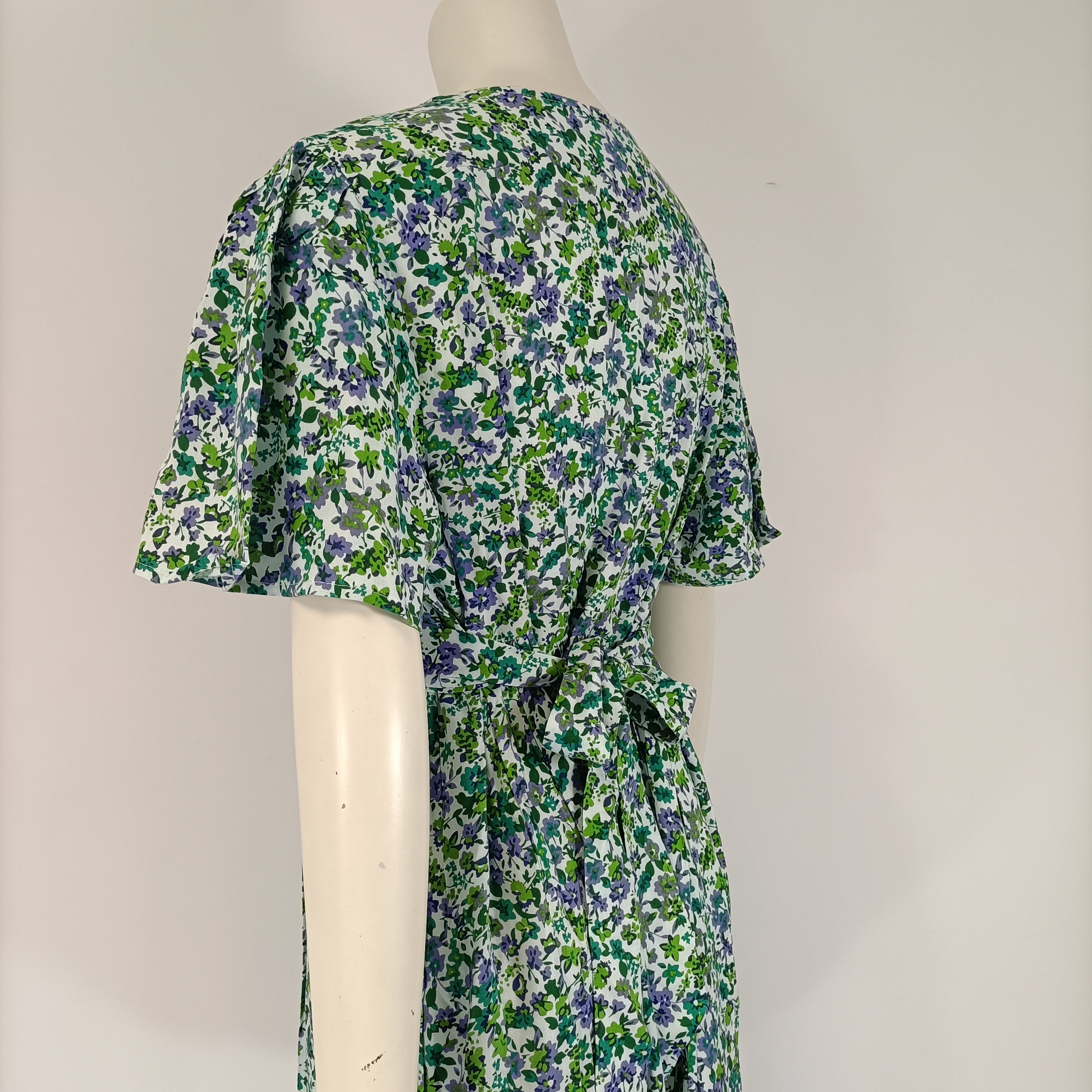 Robe fleurie verte bleu boutonnée manches courtes taille ajustée Comme neuf - Vue 5 - 