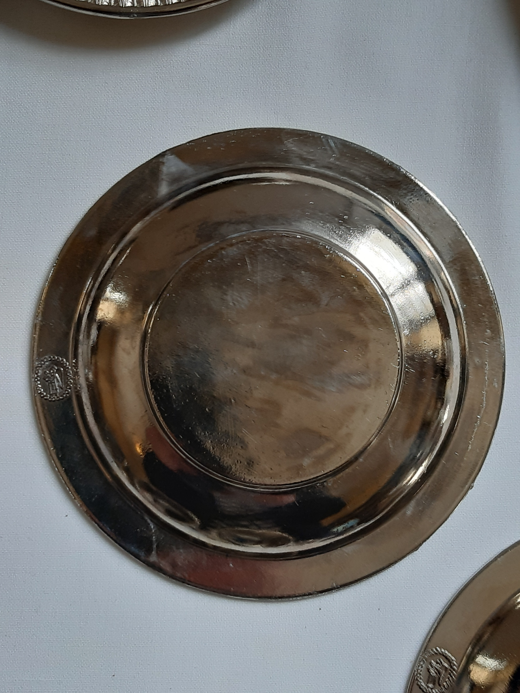 Service à café 6 tasses à Moka / Café en PORCELAINE avec support et soucoupe en ÉTAIN, vintage Bon état - Vue 9 - 