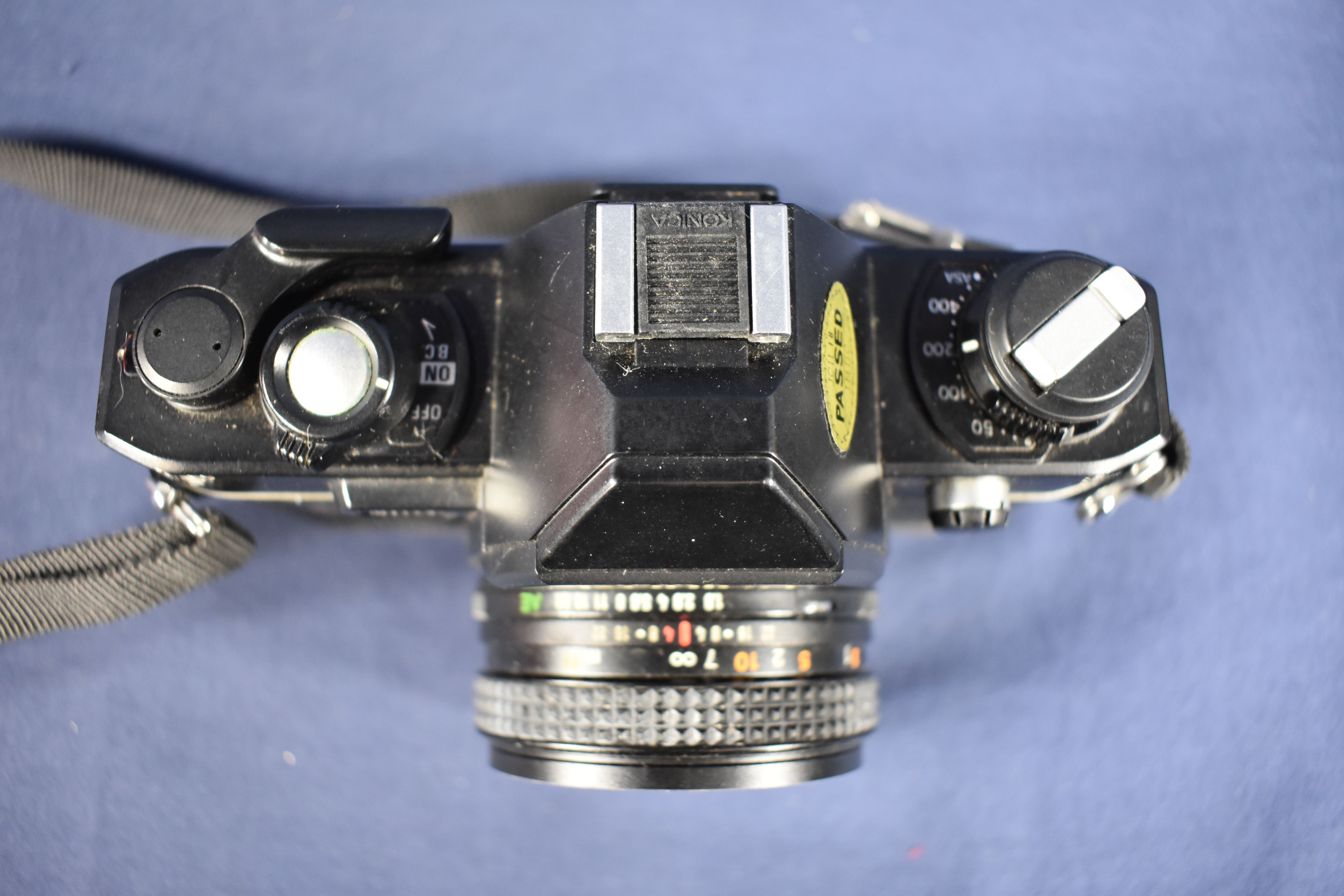 Appareil photos argentiques KONICA FP-1, dans son étui d'origine, muni de sa clé + objectif KONICA 135/F3.5 complet de ses notices + flash SUNPAK auto 20 SR. Bon état - Vue 5 - 