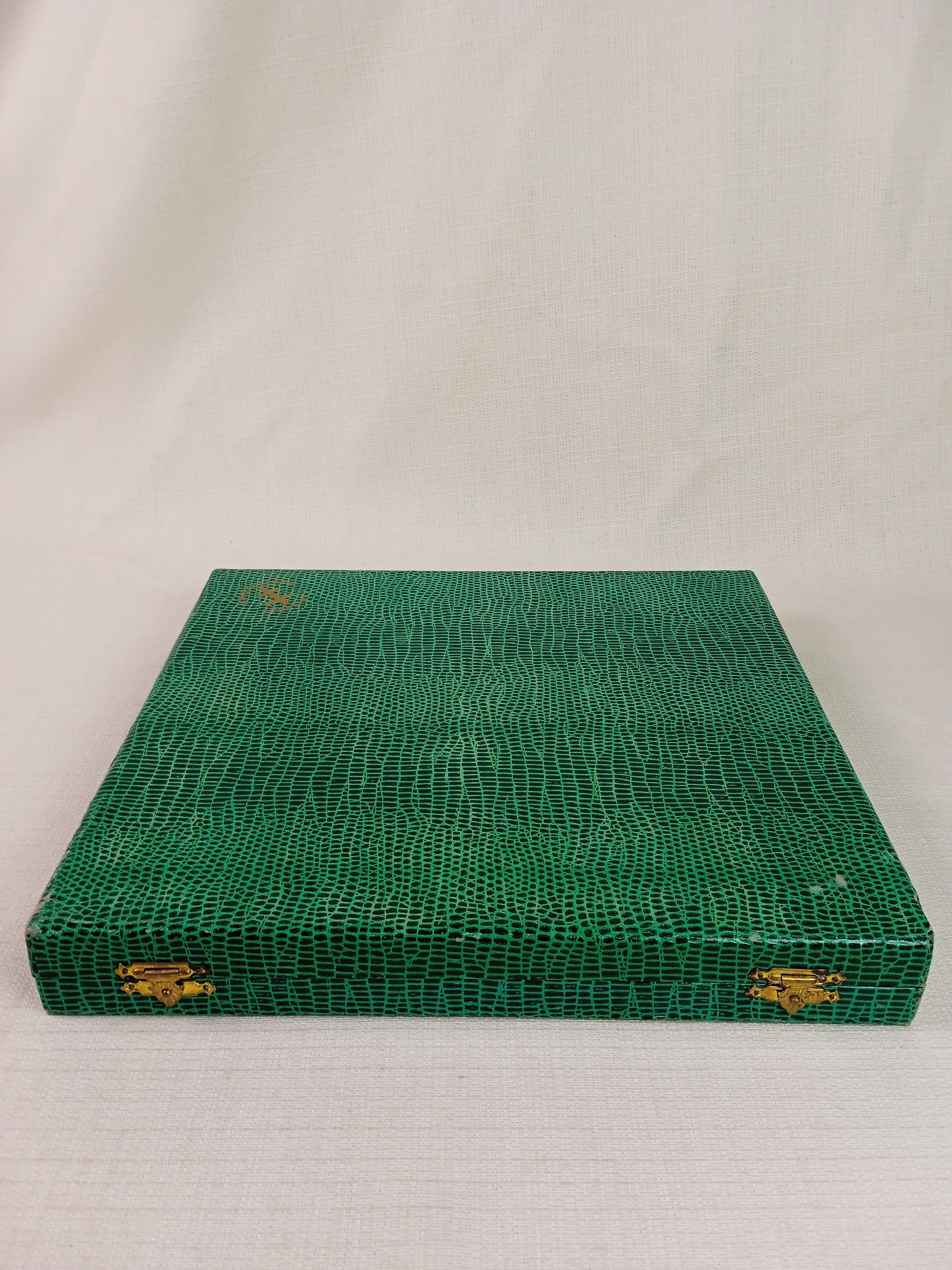 Coffret Cristallerie de Lorraine en cristal comprenant : 12 portes-couteaux, 1 salière, 2 petites cuillères Bon état - Vue 11 - 