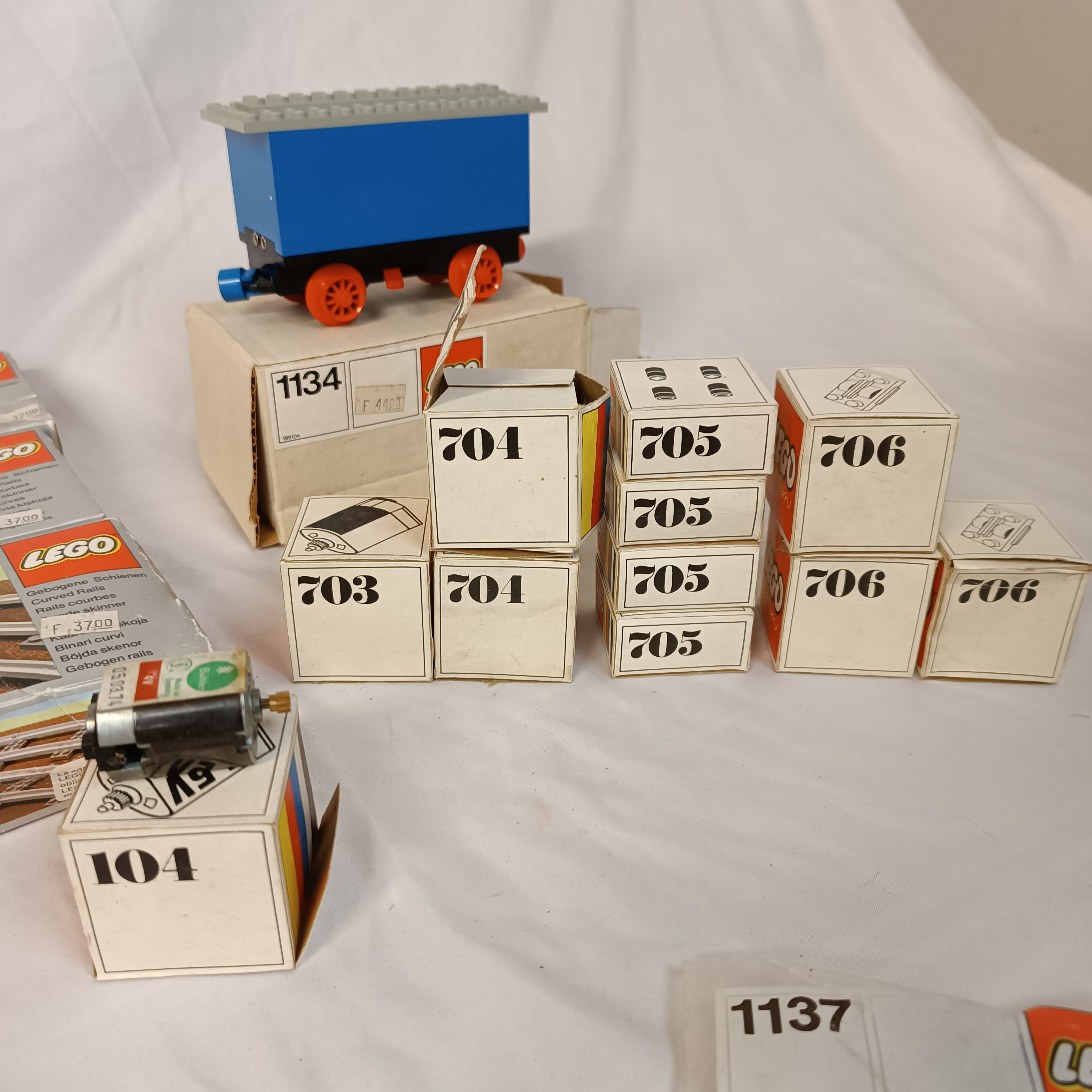 LEGO vintage : pièces (rails, aiguillages, wagons, ...) pour un circuit de train électrique Bon état - Vue 3 - 