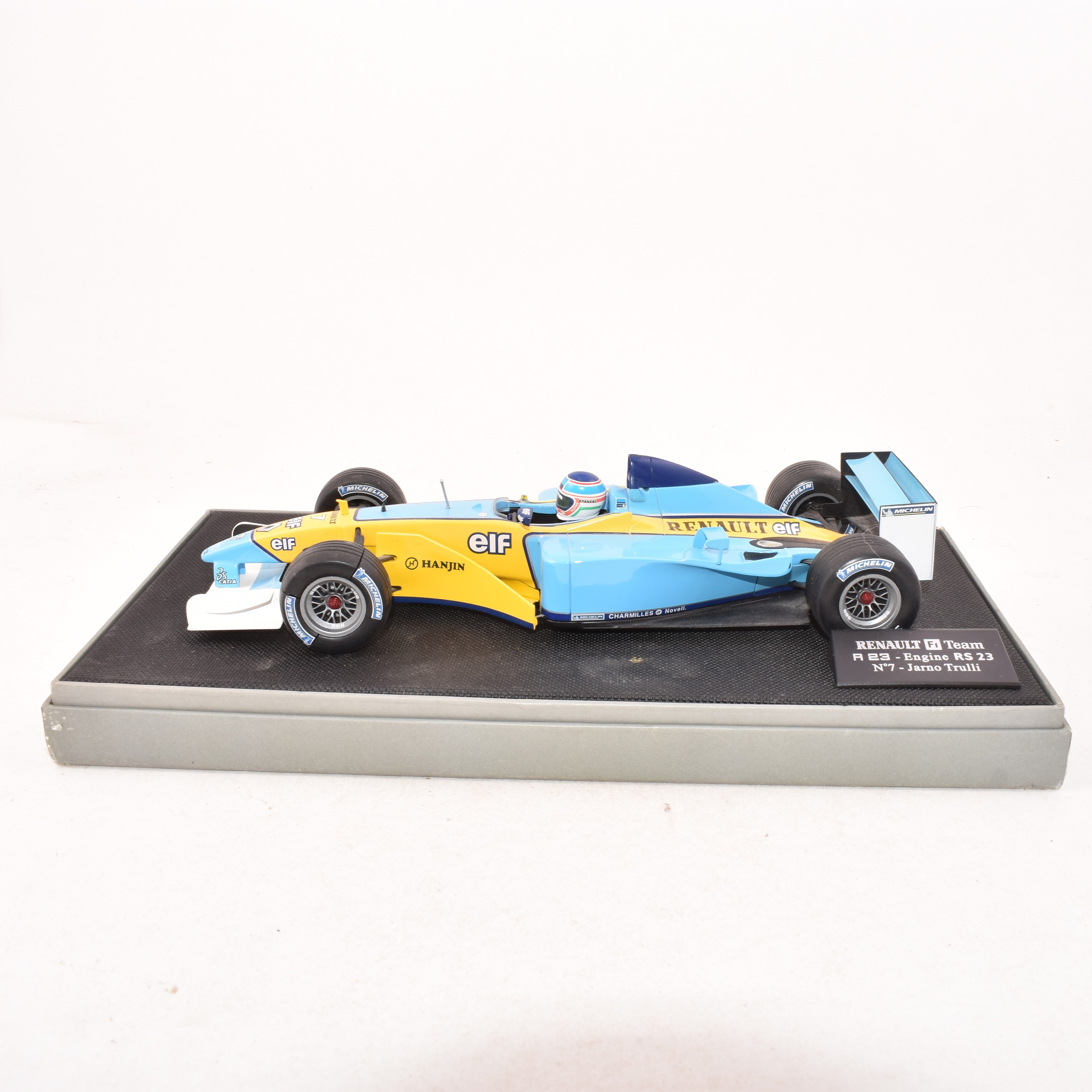 Voir photo 7 de Modèle R23 – Saison 2003 - de collection Renault F1 Team R23 - 1/18 – Jarno Trulli – N°7 Modèle R23 – Saison 2003 - de collection Renault F1 Team R23 - 1/18 – Jarno Trulli – N°7 Très bon état - Vue 7 -
