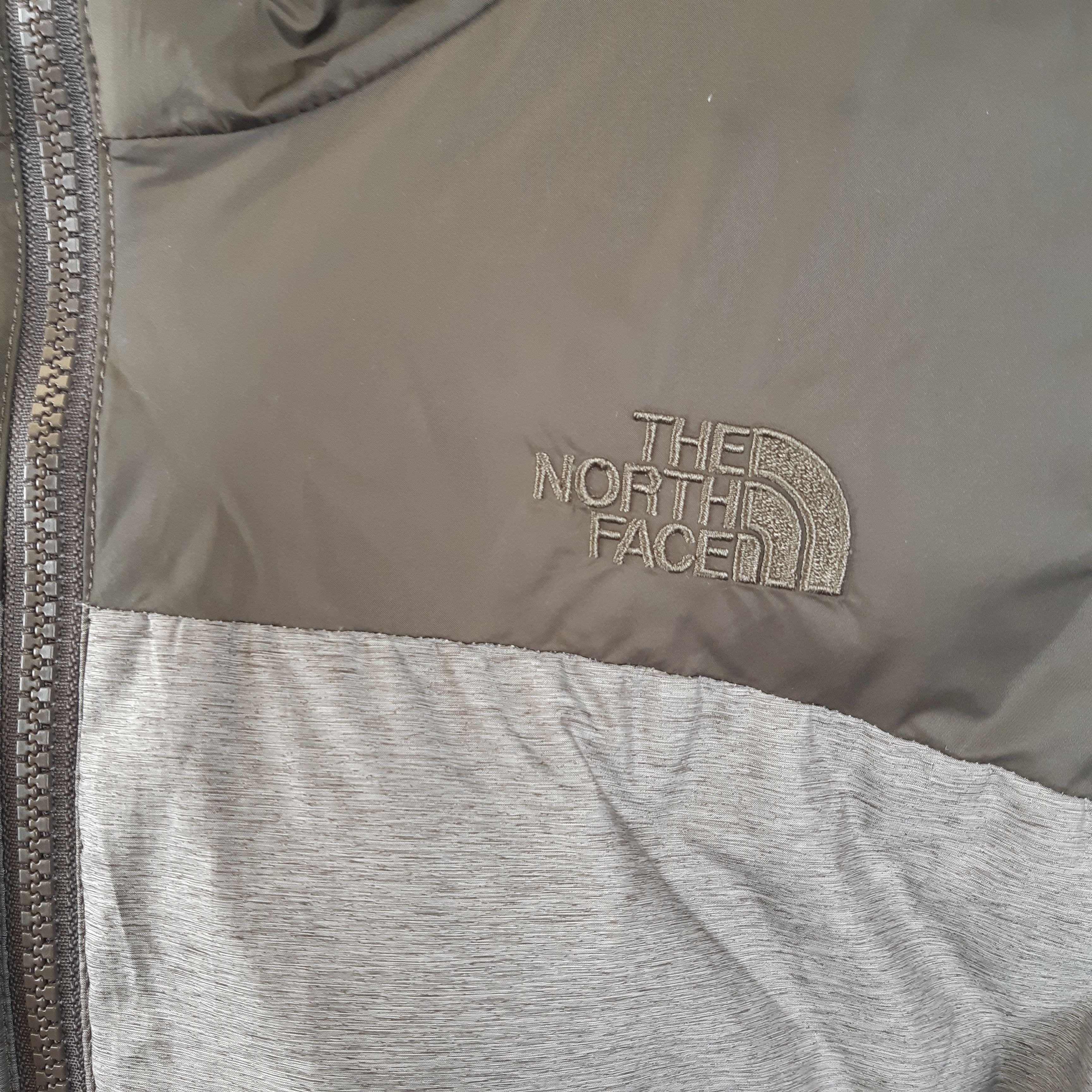 Voir photo 2 de The North Face - Veste sans manches kaki polyester - Taille 46 The North Face - Veste sans manches kaki polyester - Taille 46 Très bon état - Vue 2 -