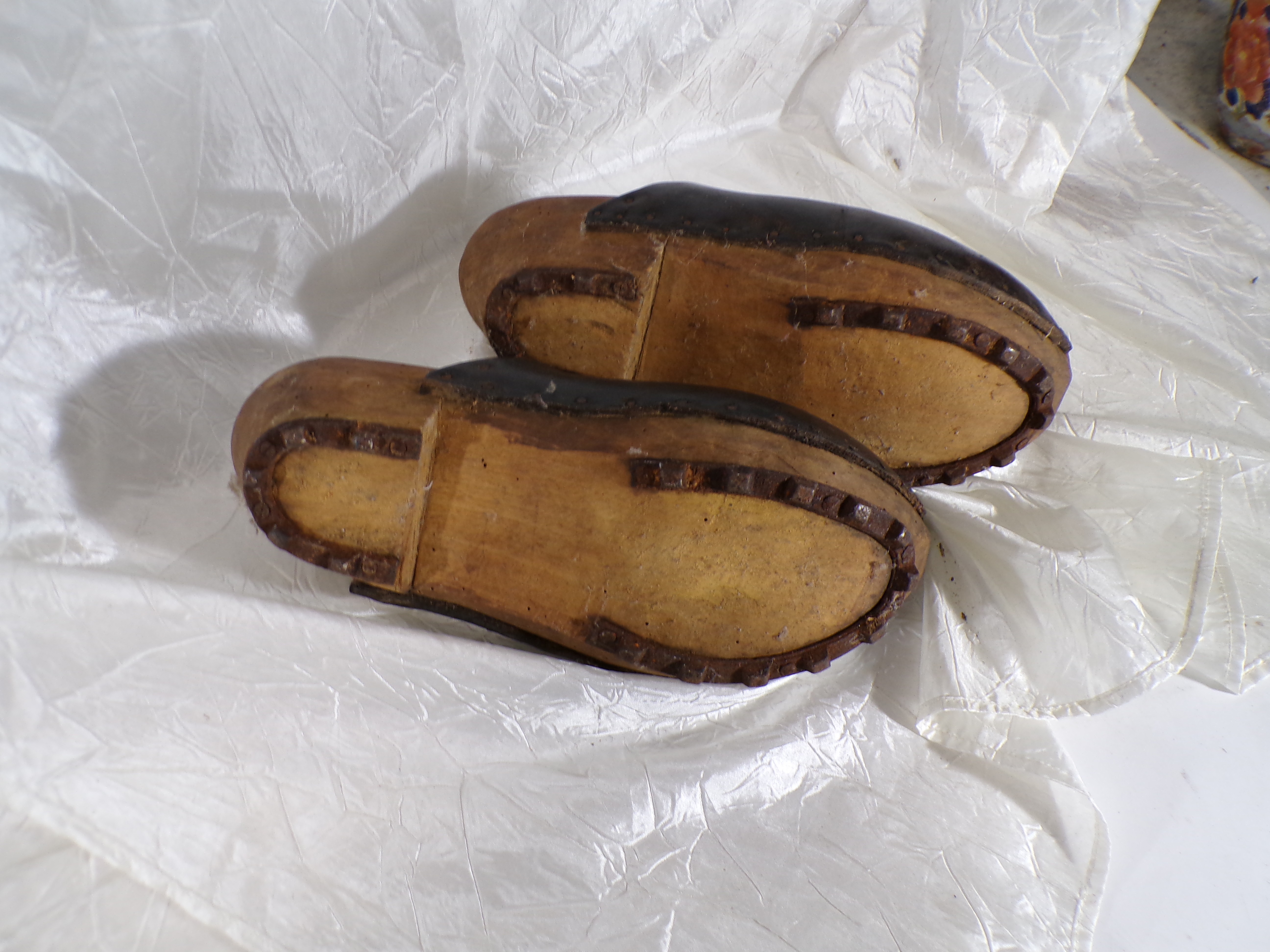 Une paire de sabots à dessus cuir État correct - Vue 2 - 