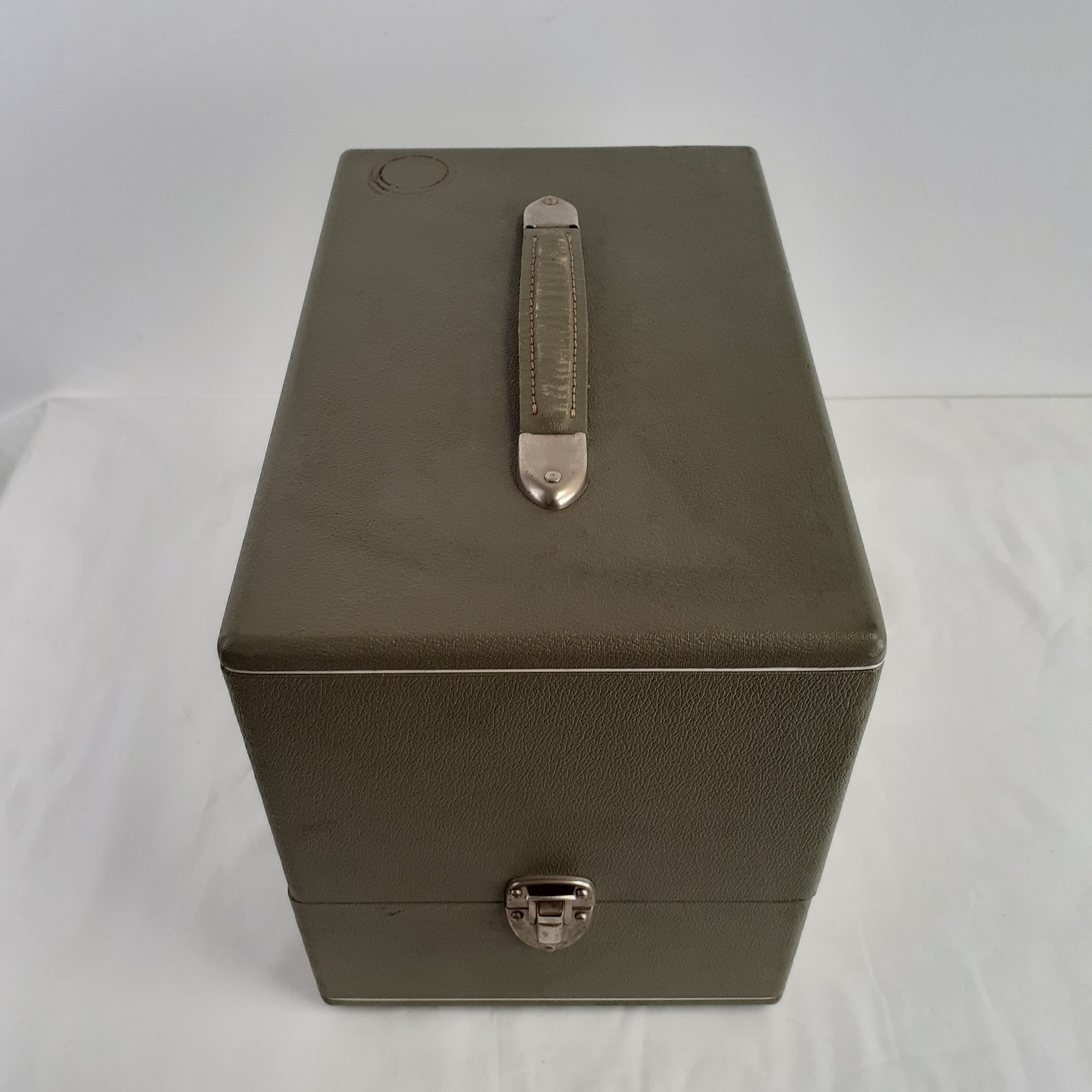 Acheter Valise projecteur film - Euming P8 - boite de rangement Bon état - 16,00 € Valise projecteur film - Euming P8 - boite de rangement Bon état - reconditionné disponible sur Label Emmaüs