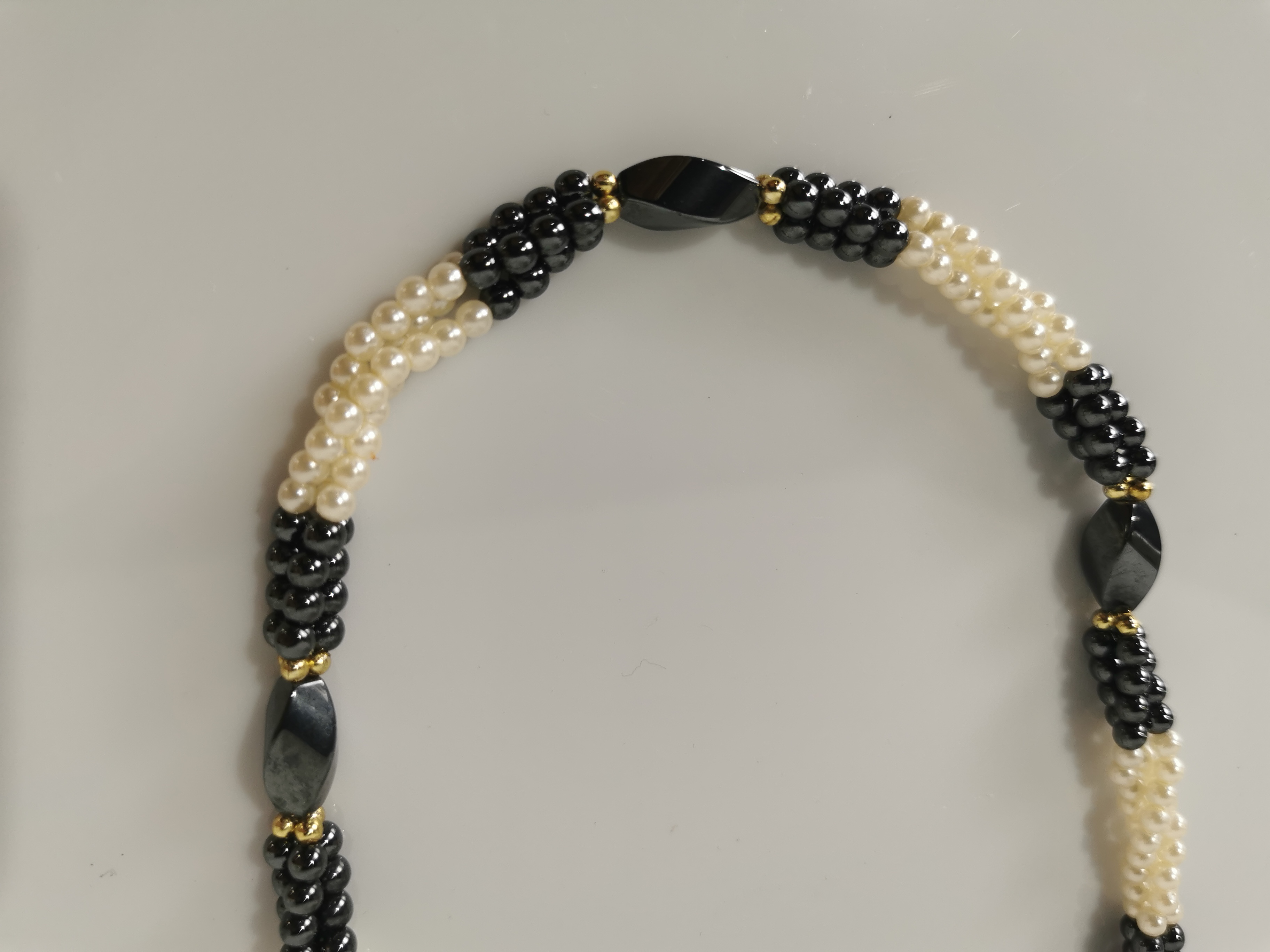 Collier torsadé fausses perles blanches et hématite  Bon état - Vue 6 - 