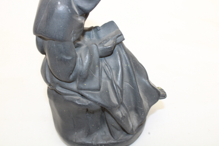 Ancienne Statue en plâtre peint- moine assis au livre - Photo 2