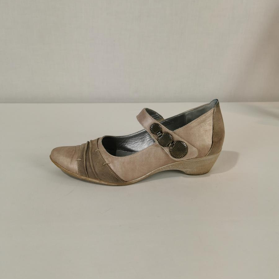 Acheter Escarpins femme - Artika Soft - rose métallisé - taille 38 État correct - 20,00 € Escarpins femme - Artika Soft - rose métallisé - taille 38 État correct - reconditionné disponible sur Label Emmaüs
