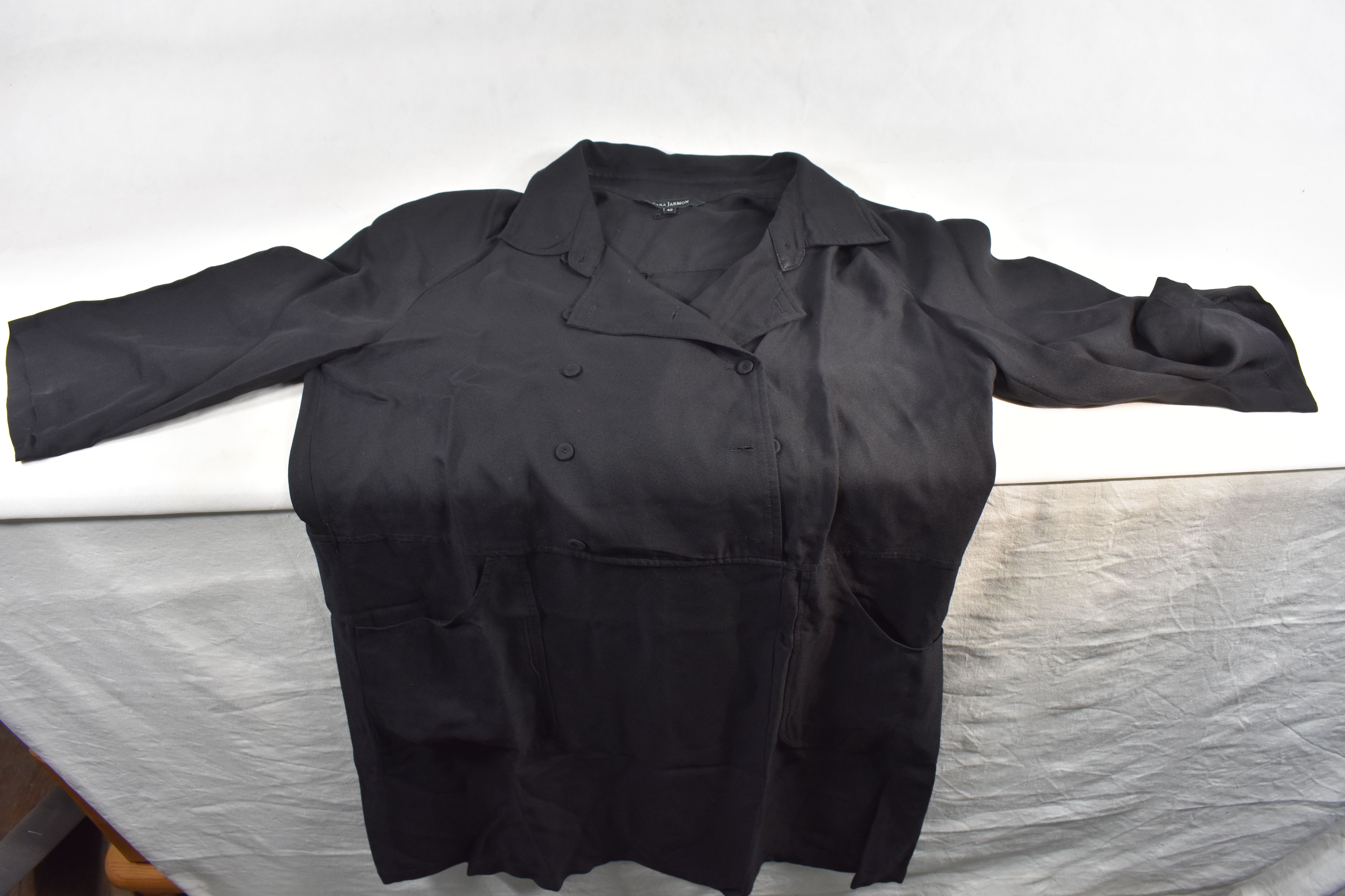 Voir photo 3 de Robe chemisier signée Tara Jarmon, taille 42 (lavable machine ) en acétate et modal. Robe chemisier signée Tara Jarmon, taille 42 (lavable machine ) en acétate et modal. Bon état - Vue 3 -