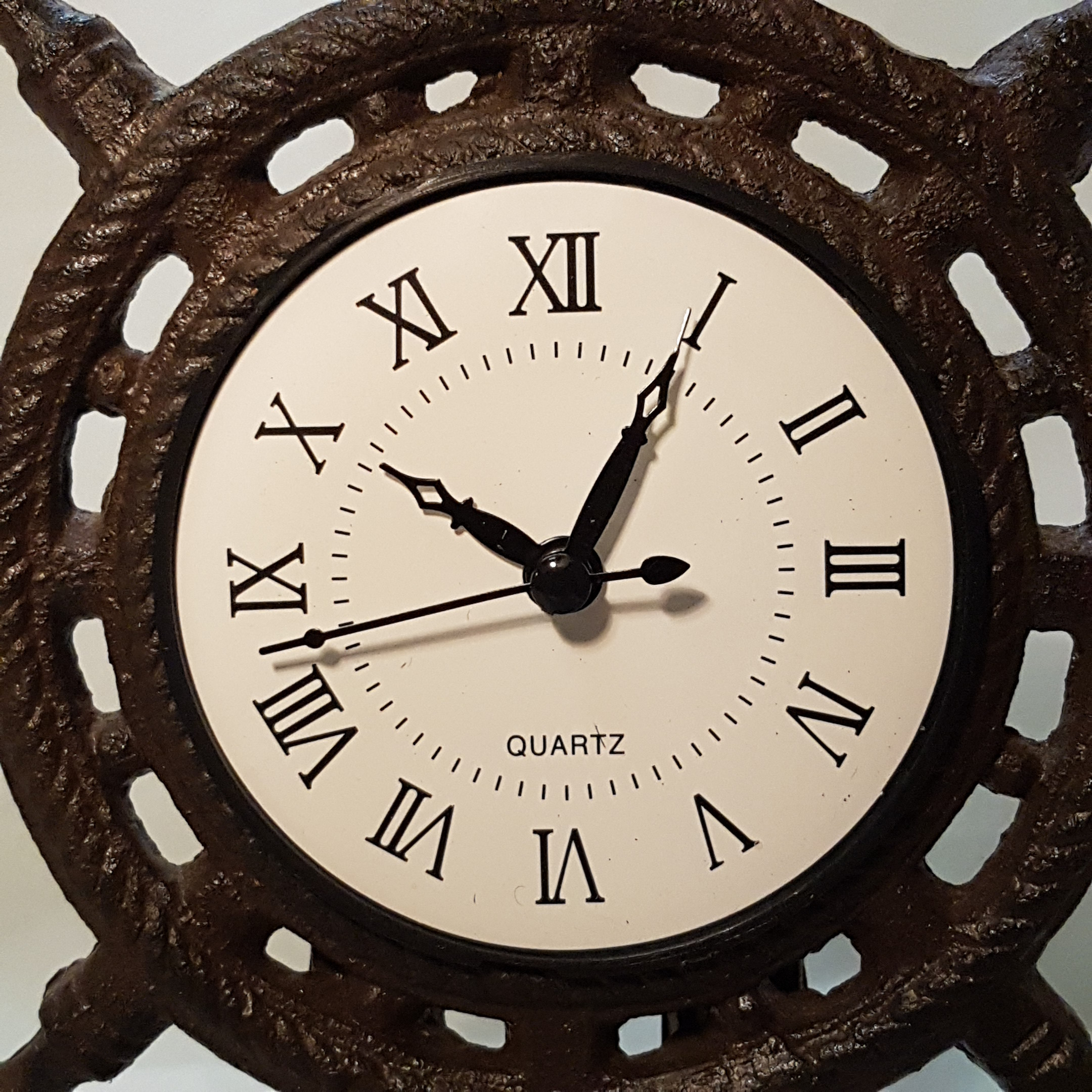 Horloge en fonte en forme de gouvernail - Photo 1