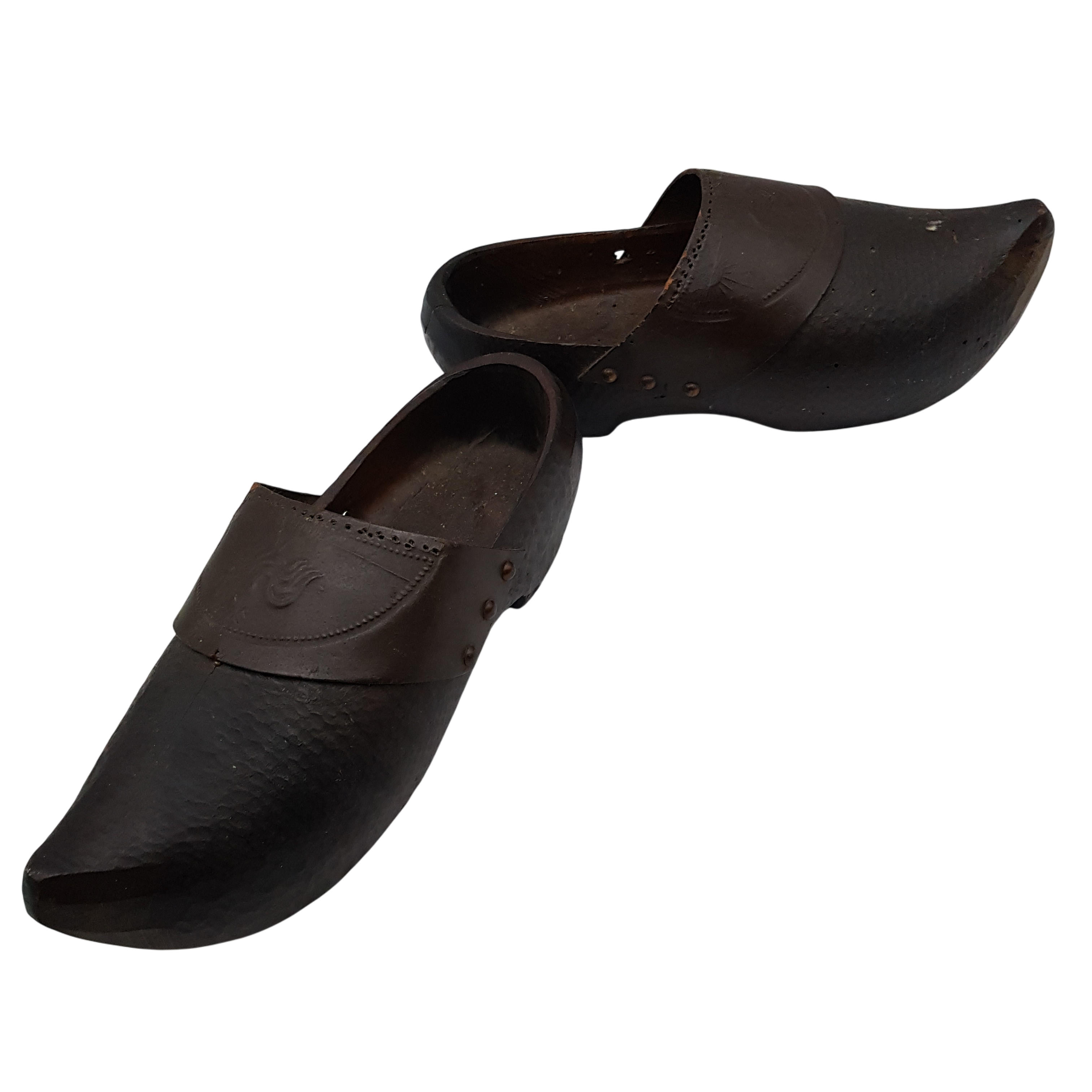 Sabot Ancien, ancienne paire de sabots, sabots en bois et cuir frappé - Bon état sur Label Emmaüs