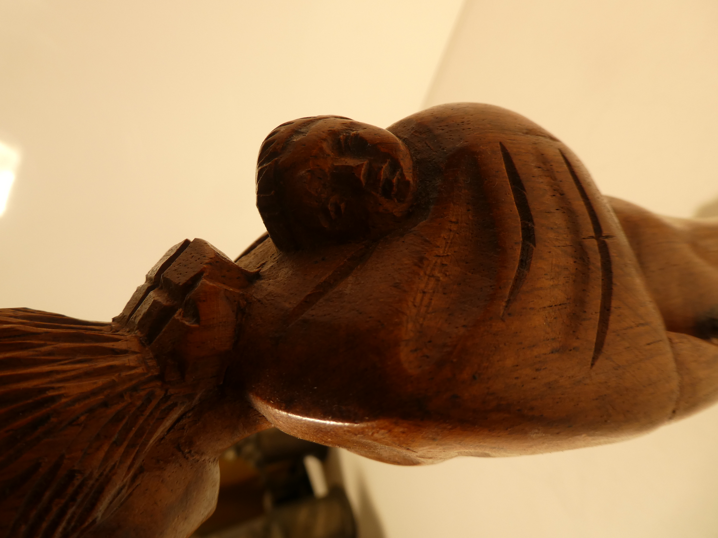 Sculpture bois d'une femme et de son enfant  État correct - Vue 7 - 