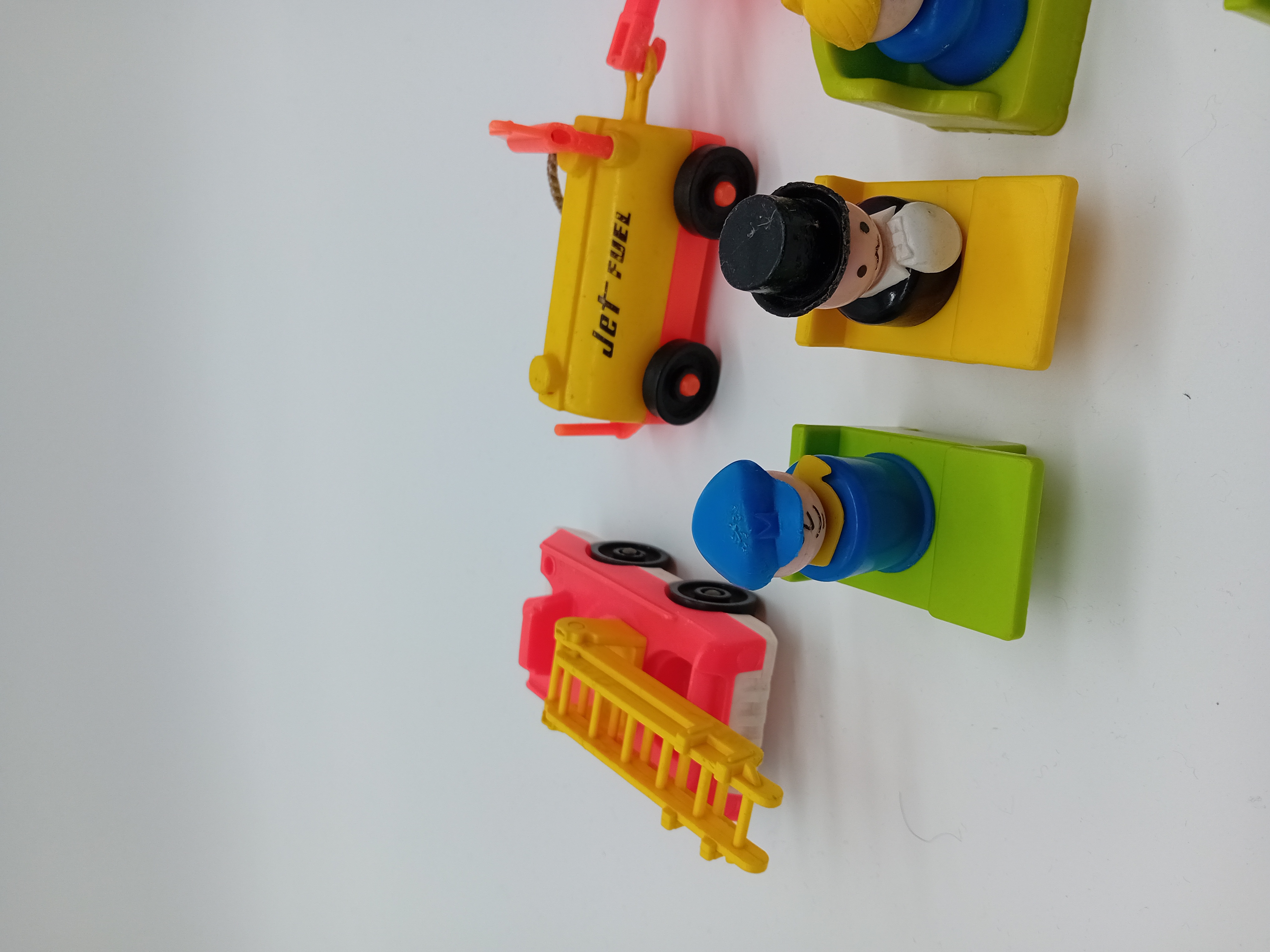 Voir photo 3 de Lot Figurines & Véhicules Vintage Fisher-price Little People (b641) (B641) Lot Figurines & Véhicules Vintage Fisher-price Little People (b641) (B641) Très bon état - Vue 3 -
