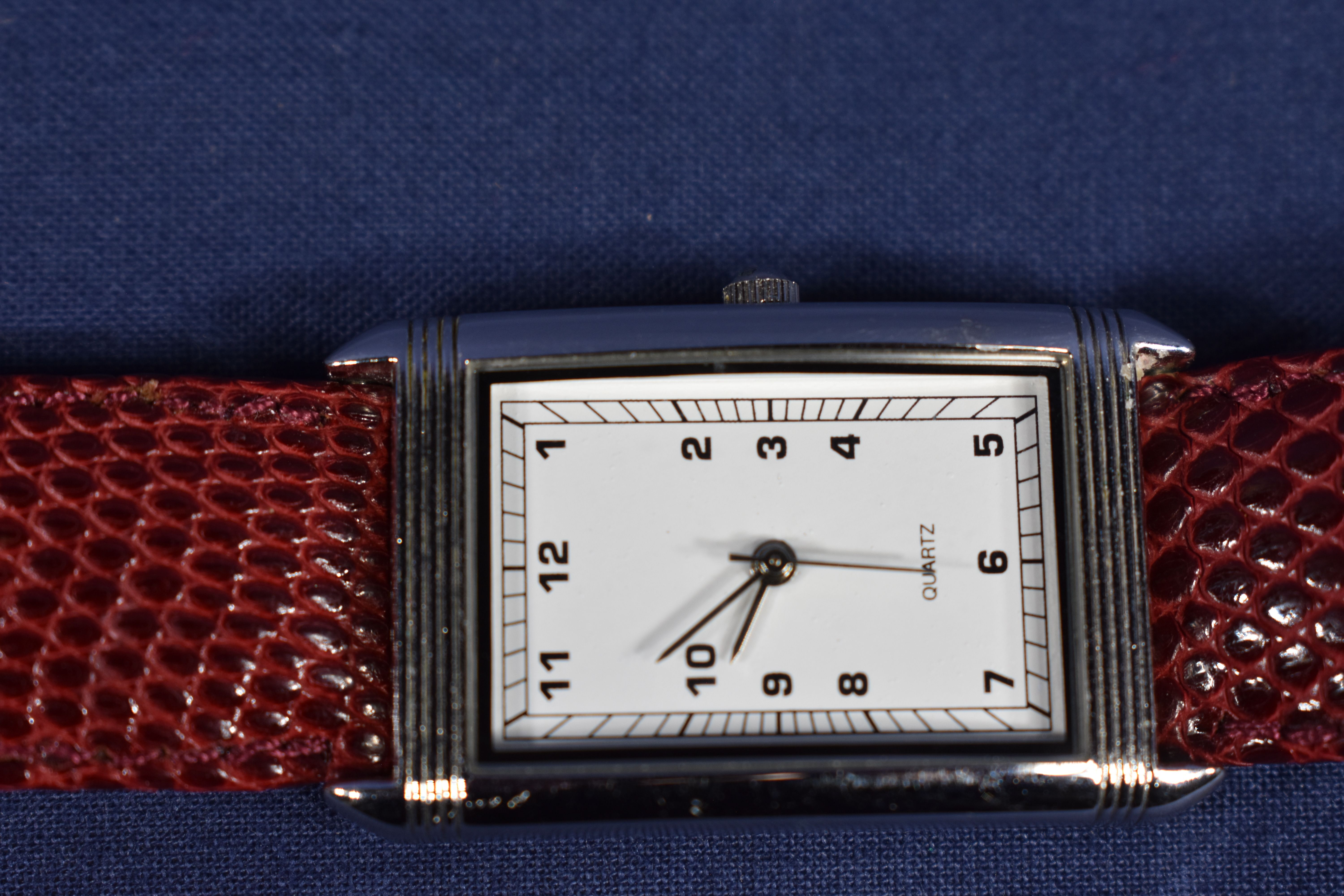 Montre à quartz en très bon état, bracelet neuf en lézard et pile neuve. - Photo 5