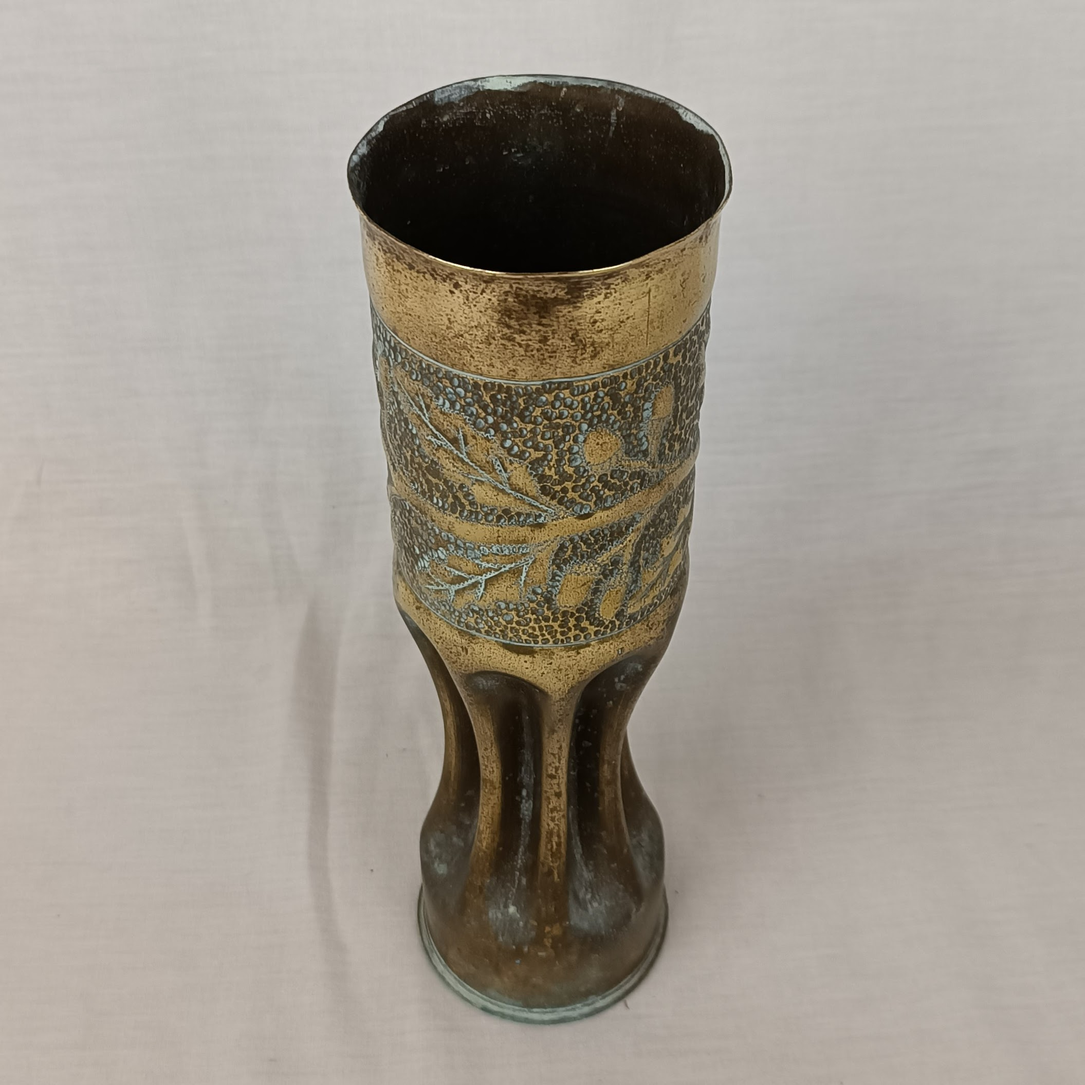 Douille d'obus sculptée, en laiton, de la Première Guerre mondiale - ref. 75DEC D890L 16D - État correct - Photo 2