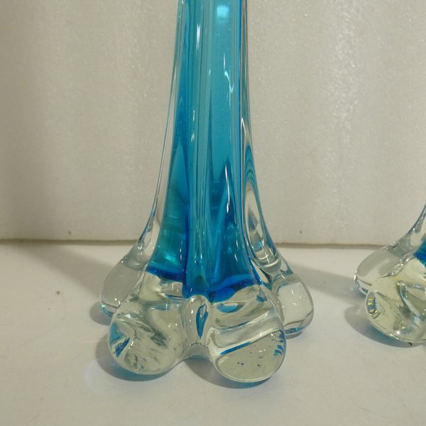 Voir photo 2 de Paire de soliflores en verre bleu 29 cm Paire de soliflores en verre bleu 29 cm Bon état - Vue 2 -