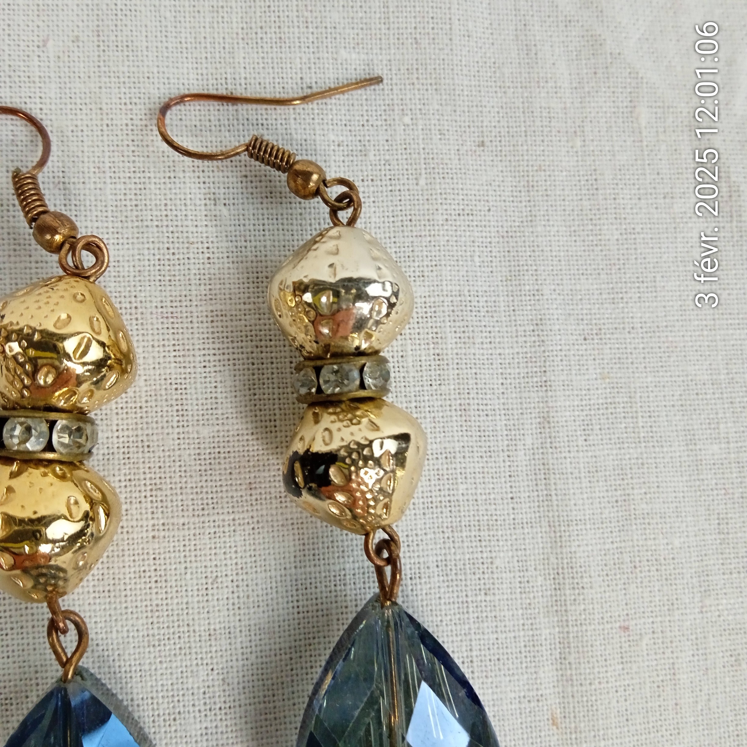 Boucles d'oreilles pendantes en forme de larme en cristal facetté bleu Bon état - Vue 4 - 