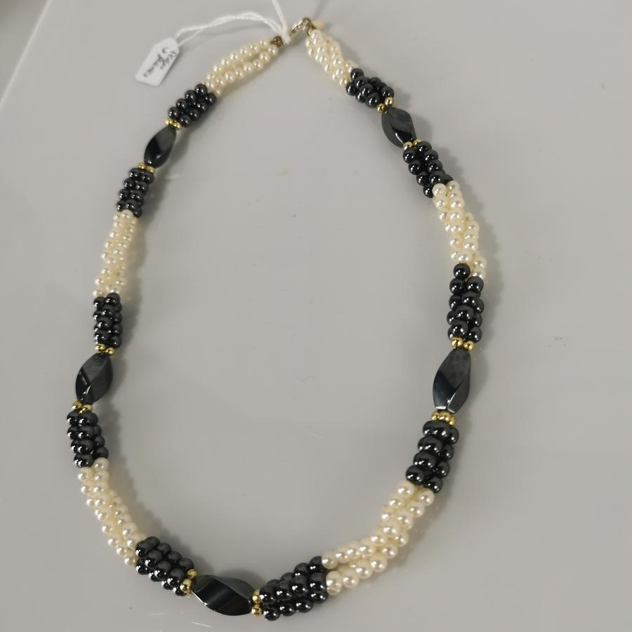Collier torsadé fausses perles blanches et hématite  Bon état -  reconditionné disponible sur Label Emmaüs