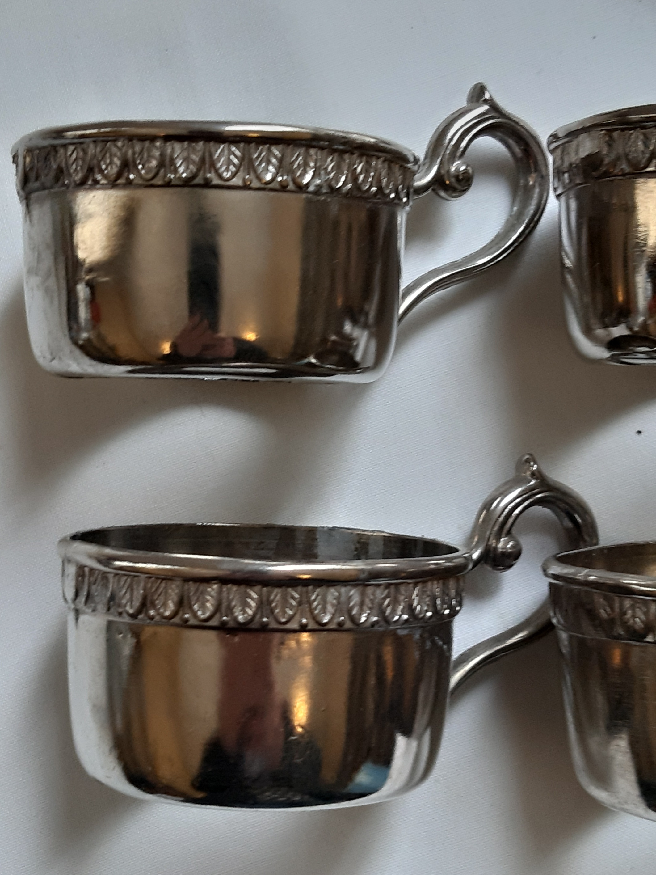 Service à café 6 tasses à Moka / Café en PORCELAINE avec support et soucoupe en ÉTAIN, vintage Bon état - Vue 5 - 