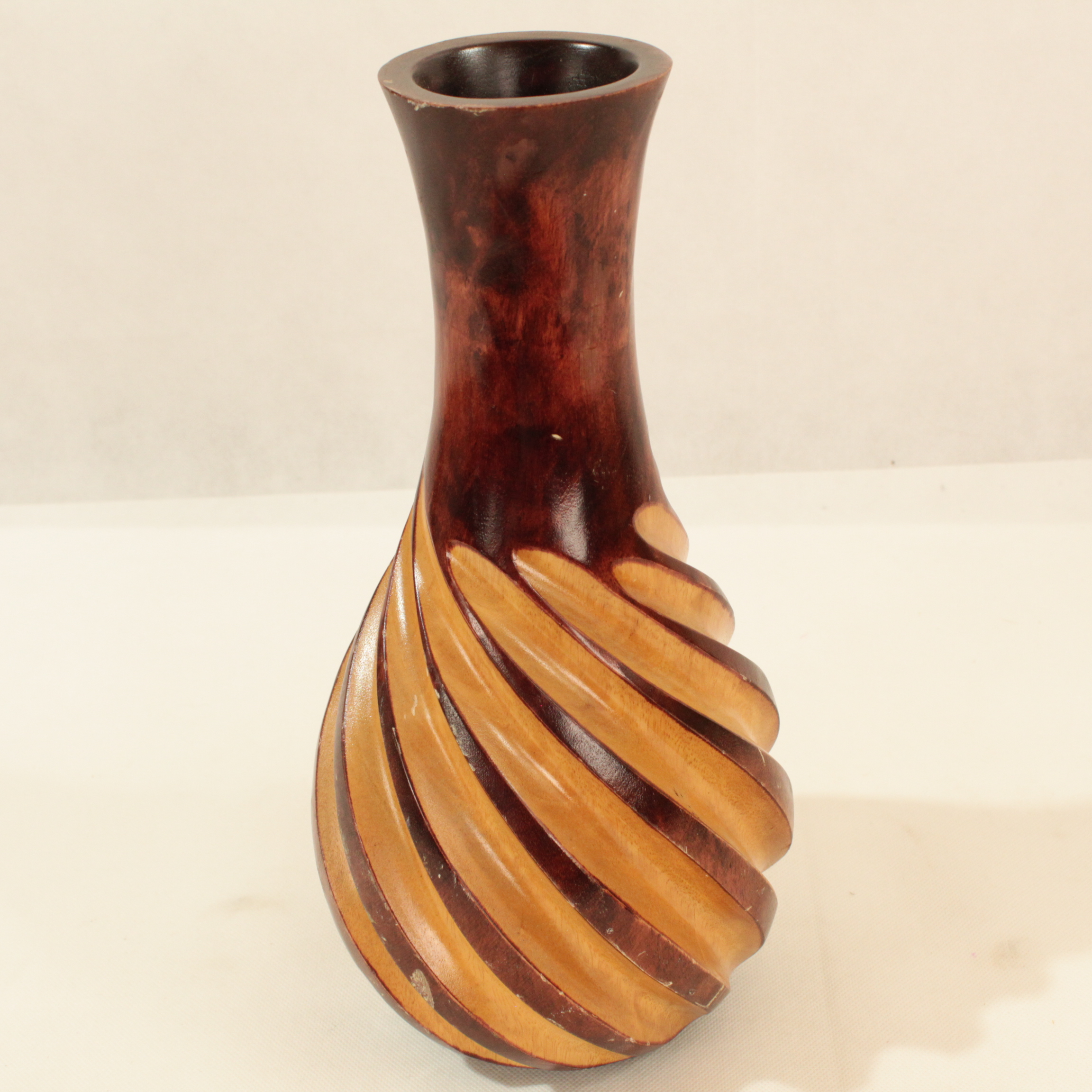 Vase en bois sculpté Bon état -  reconditionné disponible sur Label Emmaüs