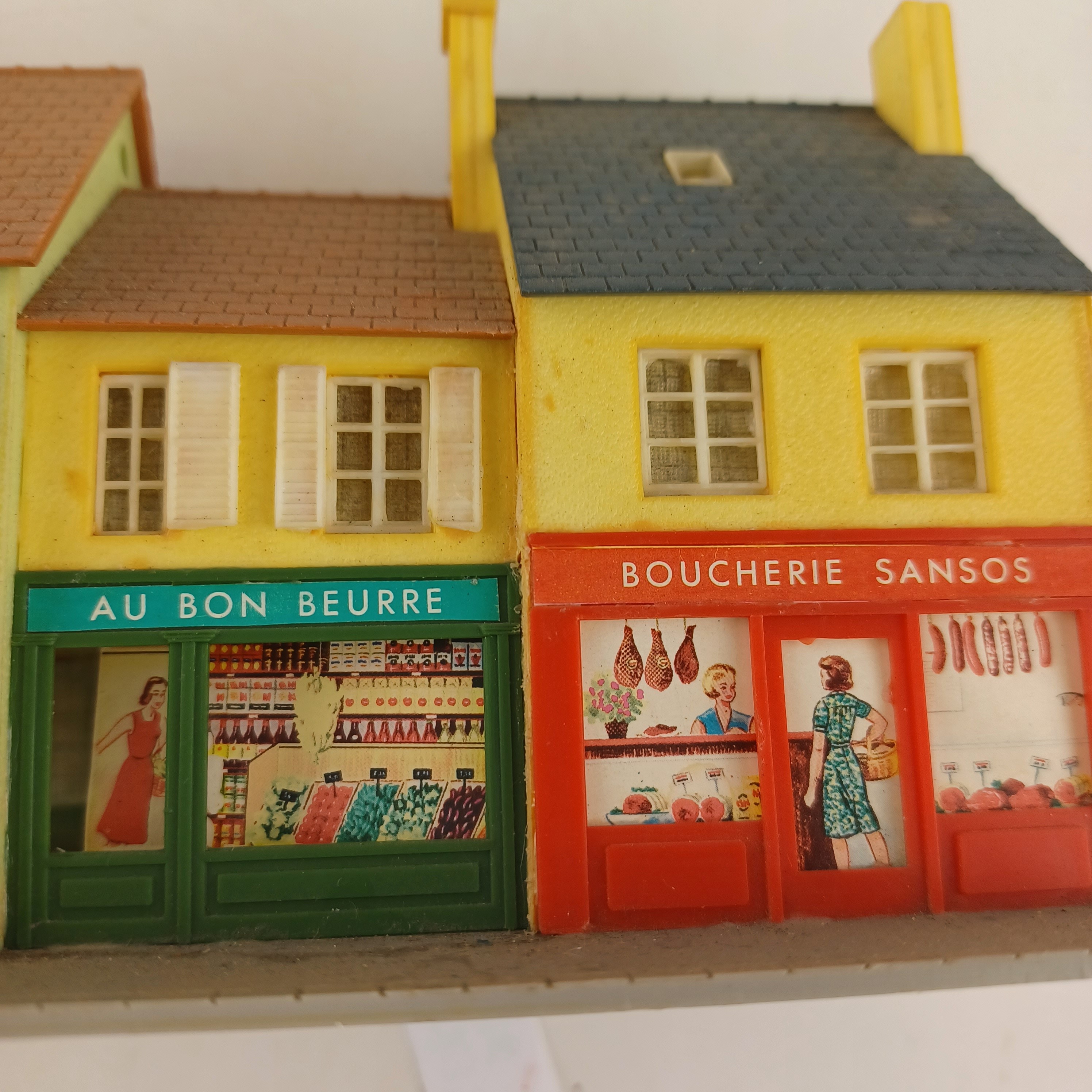 Voir photo 8 de Maquette de modélisme de trois commerces, café de la gare, tabac et restaurant, épicerieau bon beurre et boucherie Sansos de 16x10x10 cm Maquette de modélisme de trois commerces, café de la gare, tabac et restaurant, épicerieau bon beurre et boucherie Sansos de 16x10x10 cm Très bon état - Vue 8 -
