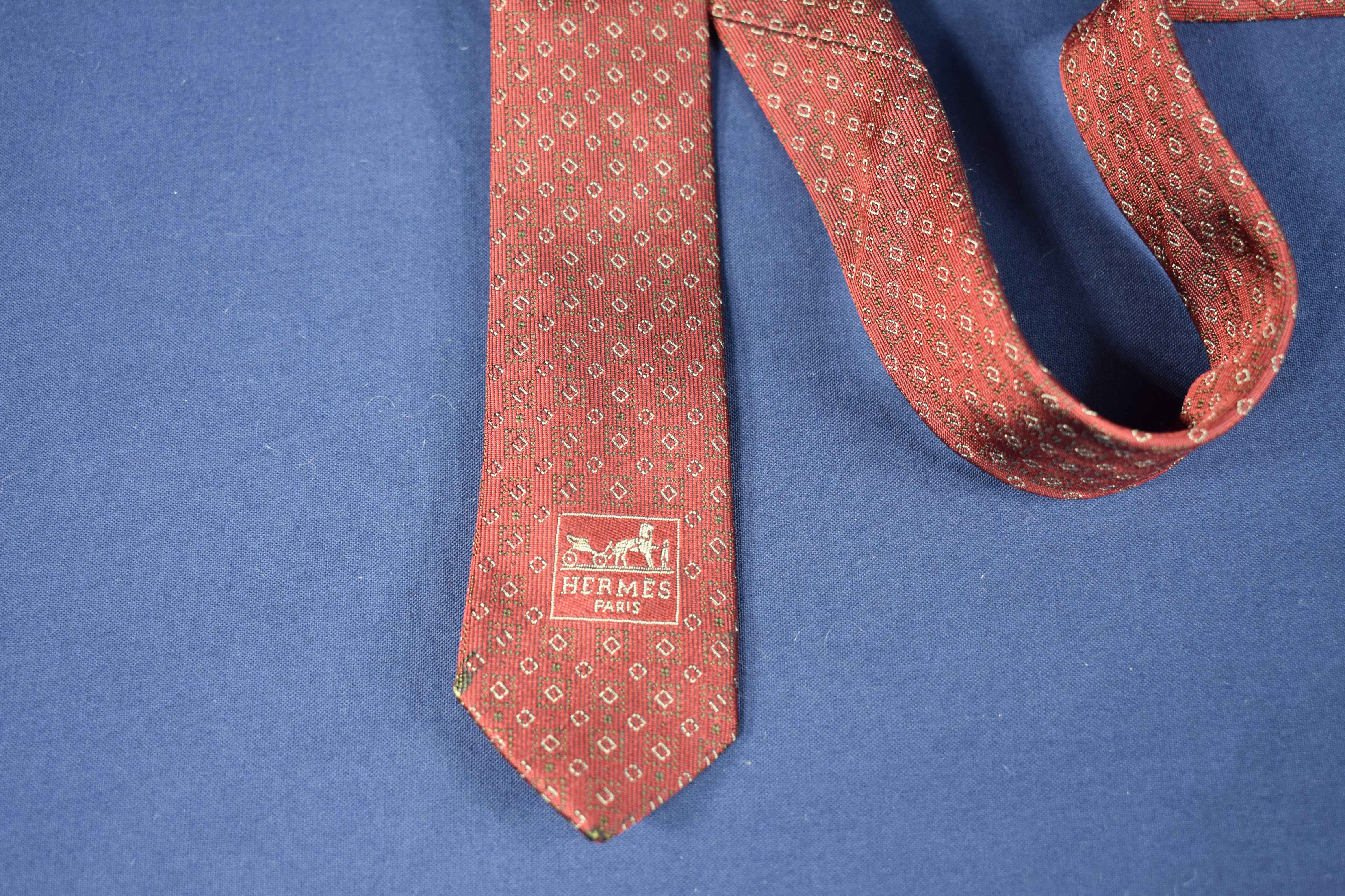 Cravate en soie HERMES de couleur Bordeaux ( petite trace de brûlure restaurable ) - Photo 5