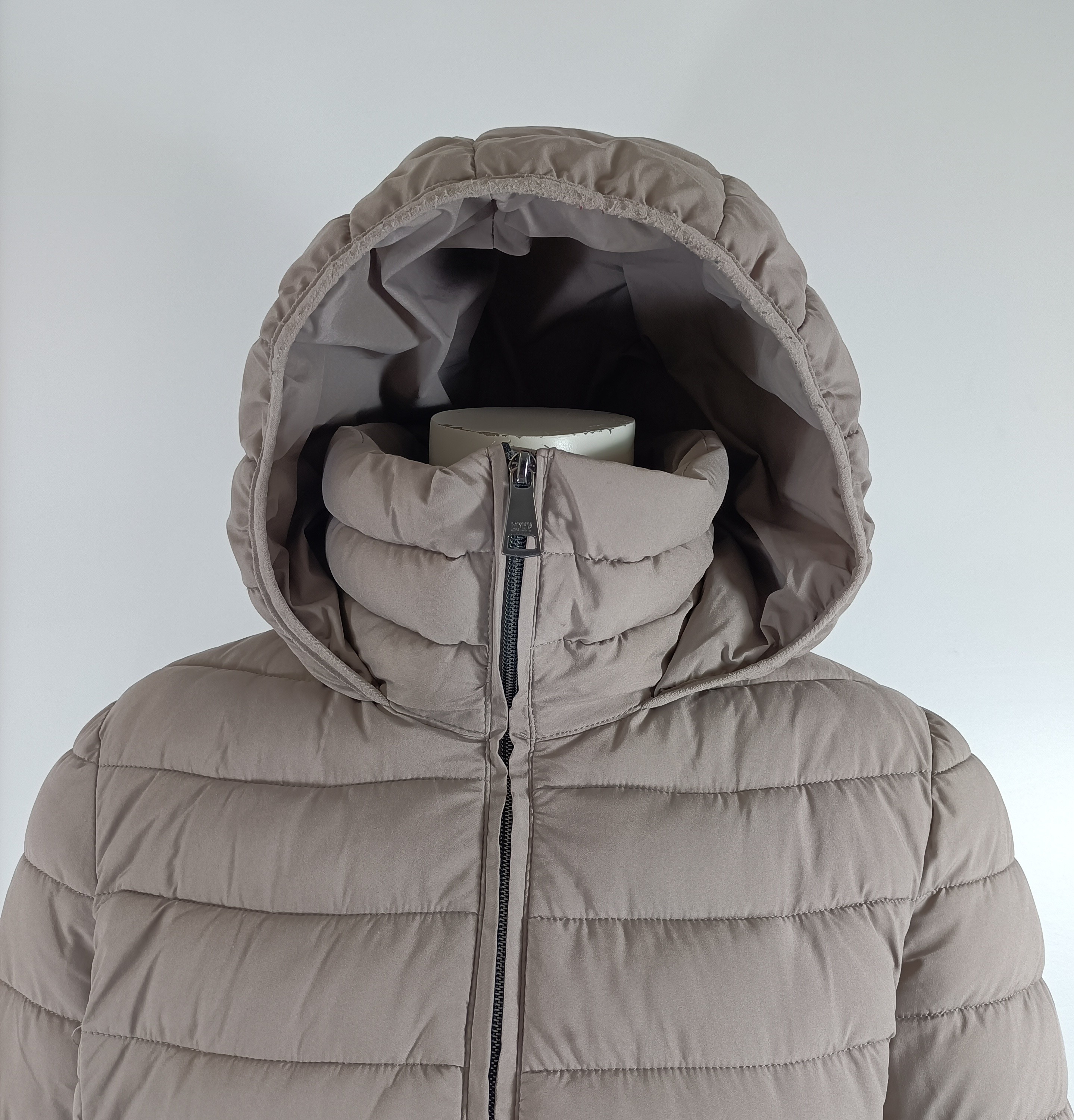 Doudoune beige DKNY Donna Karan New York à capuche, coupe mi-longue légère et chaude, logo dos, taille S  - Vue 8 - 