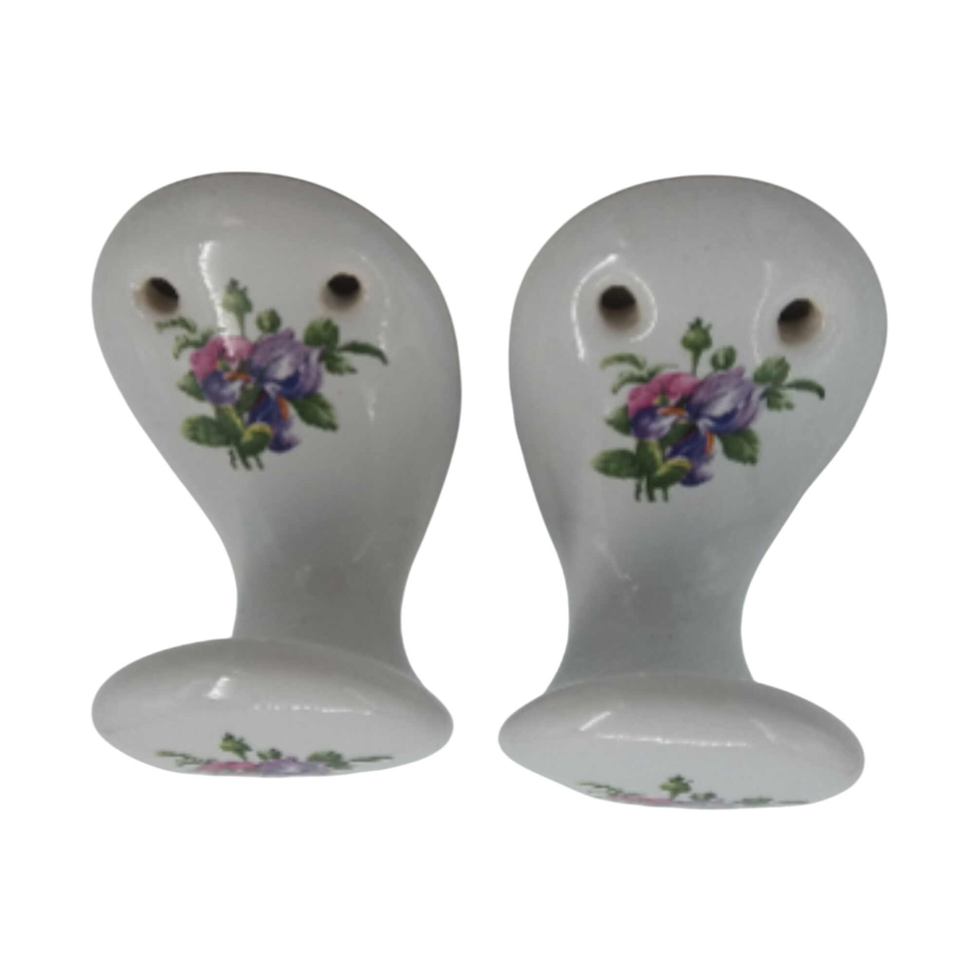 Lot de deux anciennes patères blanches. Porcelaine. Décor floral rose violet et vert. Porcelaine de paris. Signée dessous - Photo 0
