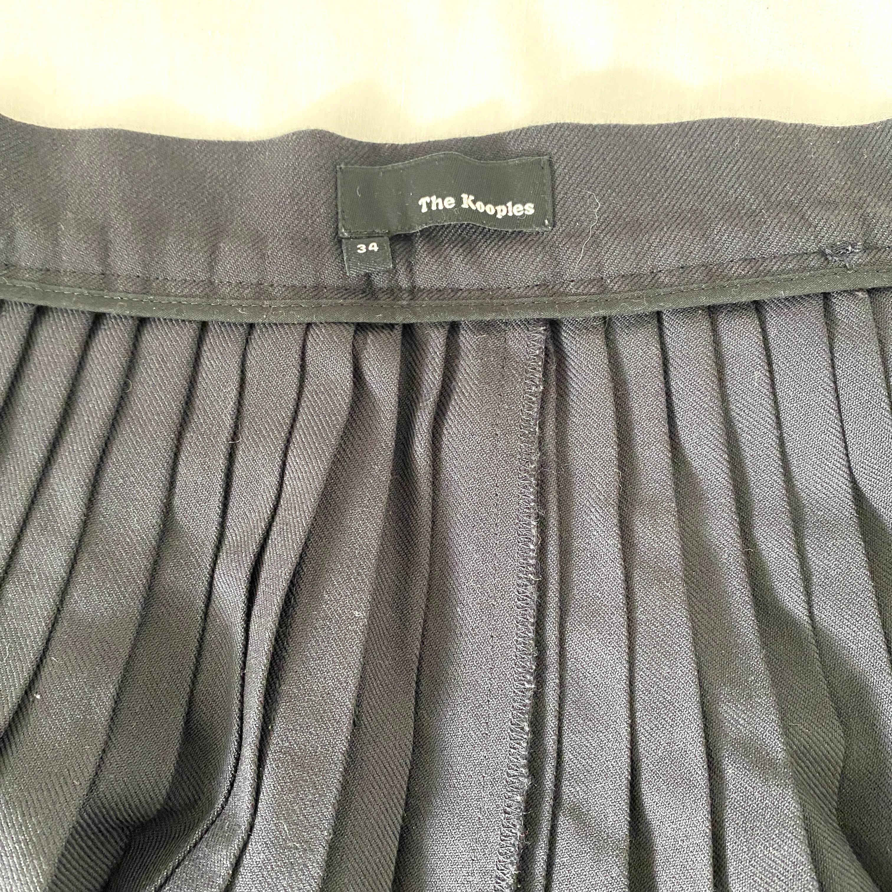 Jupe plissée courte noire (style écolière) THE KOOPLES - Taille 34 avec chaine argentée. Bon état - Vue 5 - 