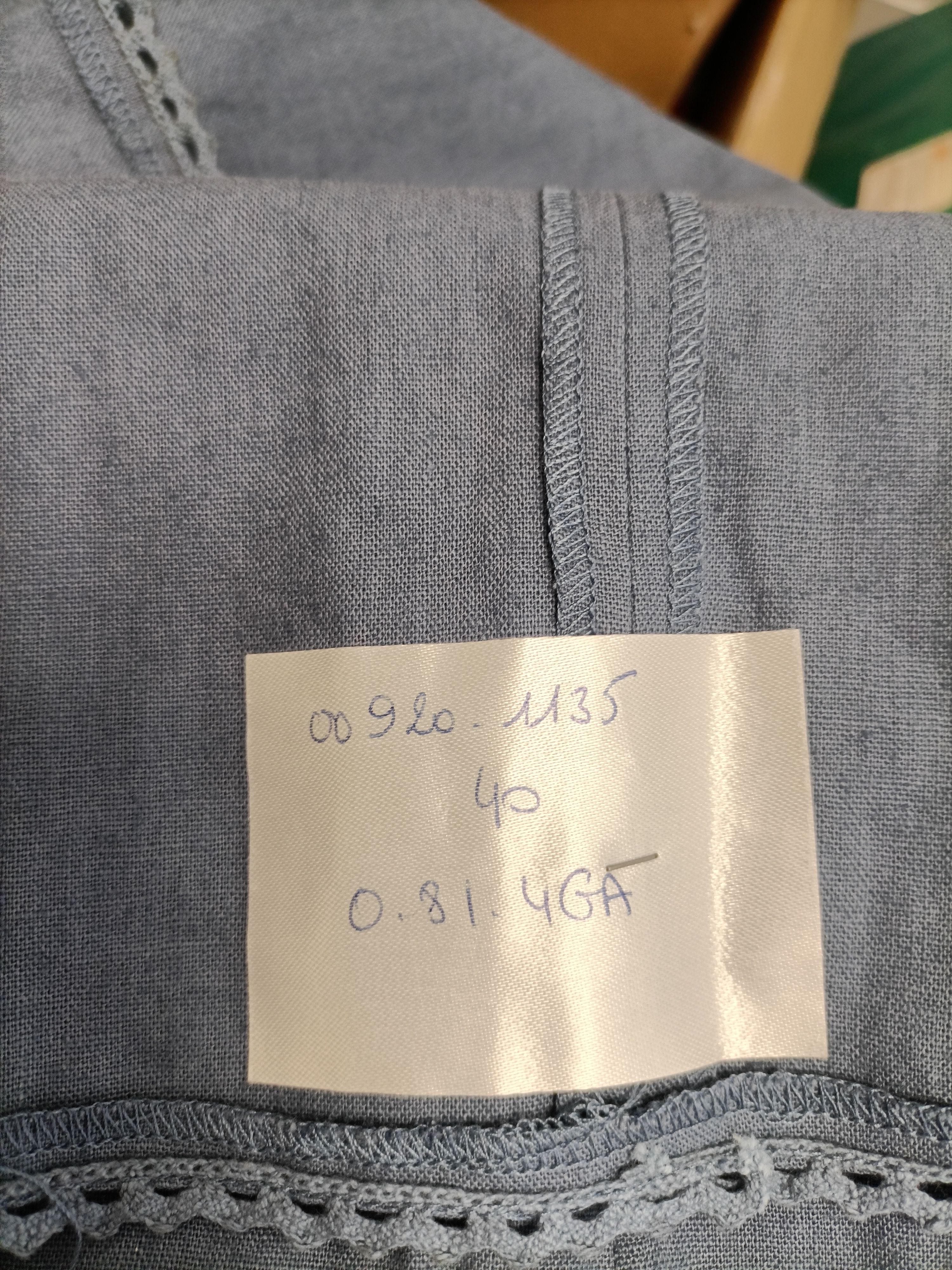 Robe grise sans manches maille légère détail brodé coupe fluide Taille L - 40 Comme neuf - Vue 4 - 