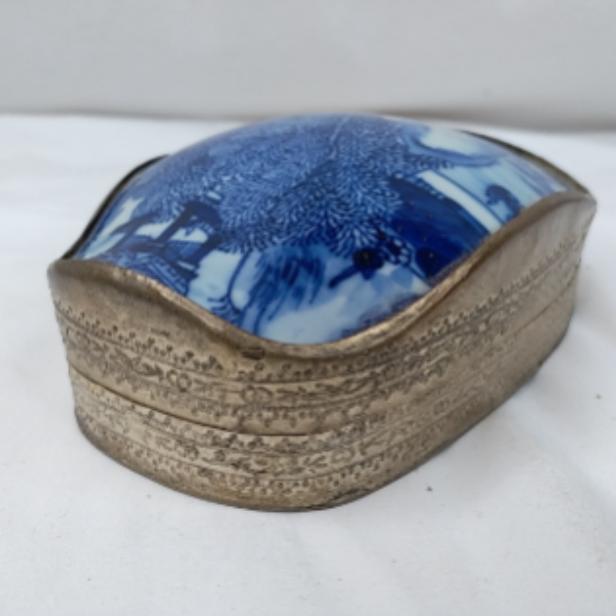 Boite en métal et porcelaine - Photo 4